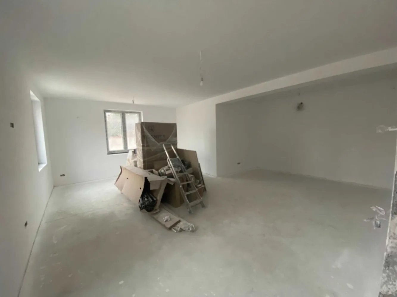 Casa P+1+M de vanzare in zona Bucurestii Noi , in constructie , la Alb - Casa situata in zona Bucurestii Noi, formata din parter etaj si mansarda .
La parter gasim un dormitor cu baie proprie, wc de servici, camera tehnica si spalatorie, debara , leaving, bucatarie cu camara .
Bucataria are deschidere in curte.
La etaj se regasesc 3 dormitoate fiecare cu baie proprie si dresing .
Mansarda este formata dintr-un spatiu deschis, 2 birouri si o baie.

Pe parter incalzirea este in parsoseala iar la etaj/mansarda cu radiatoare preinstalate.
Instalatia de incalzire Purmo este cu pompe de amestec montate pe distribuitor cu senzori de ambient pe zone fiecare camera + holuri separat.
Este achizitionat un sistem de climatizare VRF Toshiba cu 9 split-uri pentru fiecare camera.

Acoperisul este Lindab. Tamplaria este din PVC - Salamander bluEvolution 82, geam tripan.
Usa de la intrare este Groke Germania .
De asemena este achizitionat un sistem Vaillant de panouri solare cu boiler .
Utilitati gaze, canal, apa, curent trifazic.

Casa a fost tencuita pe exterior si apoi izolata cu vata bazaltica de 15 cm (pregatita pentru tencuiala decorativa) . La interior este pregatita pentru finisajul final (gresie, parchet, vopsea lavabila dorita).

In prezent autorizatia de construire a fost prelungita pana la data de 05.03.2026 termen de finalizare.

Direct proprietar
Telefon 07********31