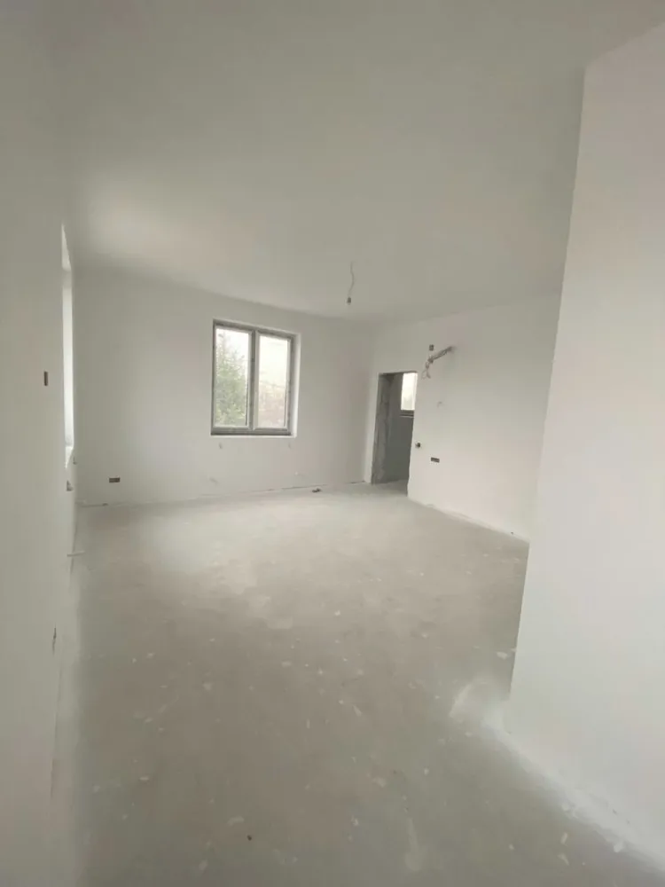 Casa P+1+M de vanzare in zona Bucurestii Noi , in constructie , la Alb - Casa situata in zona Bucurestii Noi, formata din parter etaj si mansarda .
La parter gasim un dormitor cu baie proprie, wc de servici, camera tehnica si spalatorie, debara , leaving, bucatarie cu camara .
Bucataria are deschidere in curte.
La etaj se regasesc 3 dormitoate fiecare cu baie proprie si dresing .
Mansarda este formata dintr-un spatiu deschis, 2 birouri si o baie.

Pe parter incalzirea este in parsoseala iar la etaj/mansarda cu radiatoare preinstalate.
Instalatia de incalzire Purmo este cu pompe de amestec montate pe distribuitor cu senzori de ambient pe zone fiecare camera + holuri separat.
Este achizitionat un sistem de climatizare VRF Toshiba cu 9 split-uri pentru fiecare camera.

Acoperisul este Lindab. Tamplaria este din PVC - Salamander bluEvolution 82, geam tripan.
Usa de la intrare este Groke Germania .
De asemena este achizitionat un sistem Vaillant de panouri solare cu boiler .
Utilitati gaze, canal, apa, curent trifazic.

Casa a fost tencuita pe exterior si apoi izolata cu vata bazaltica de 15 cm (pregatita pentru tencuiala decorativa) . La interior este pregatita pentru finisajul final (gresie, parchet, vopsea lavabila dorita).

In prezent autorizatia de construire a fost prelungita pana la data de 05.03.2026 termen de finalizare.

Direct proprietar
Telefon 07********31