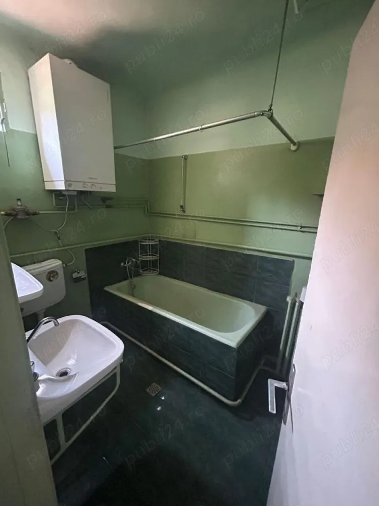 Teren deschidere la doua strazi 352 mp+ Casa 100 mp Corarilor Lagoon Park - Teren deschidere la două străzi + Casă cu toate utilitățile în zona Corarilor-Petrom City, 3 camere, o baie, o bucatarie, casa din beton, caramida, suprafață totala 100mp, suprafața utila 94mp, suprafața teren 352mp, amprenta la sol 97mp, deschidere aproape de șoseaua principală 1 min- Lagoon Park.
