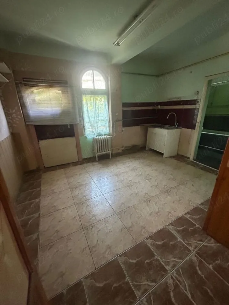 Teren deschidere la doua strazi 352 mp+ Casa 100 mp Corarilor Lagoon Park - Teren deschidere la două străzi + Casă cu toate utilitățile în zona Corarilor-Petrom City, 3 camere, o baie, o bucatarie, casa din beton, caramida, suprafață totala 100mp, suprafața utila 94mp, suprafața teren 352mp, amprenta la sol 97mp, deschidere aproape de șoseaua principală 1 min- Lagoon Park.