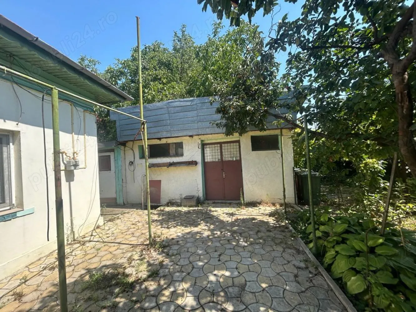 Teren deschidere la doua strazi 352 mp+ Casa 100 mp Corarilor Lagoon Park - Teren deschidere la două străzi + Casă cu toate utilitățile în zona Corarilor-Petrom City, 3 camere, o baie, o bucatarie, casa din beton, caramida, suprafață totala 100mp, suprafața utila 94mp, suprafața teren 352mp, amprenta la sol 97mp, deschidere aproape de șoseaua principală 1 min- Lagoon Park.