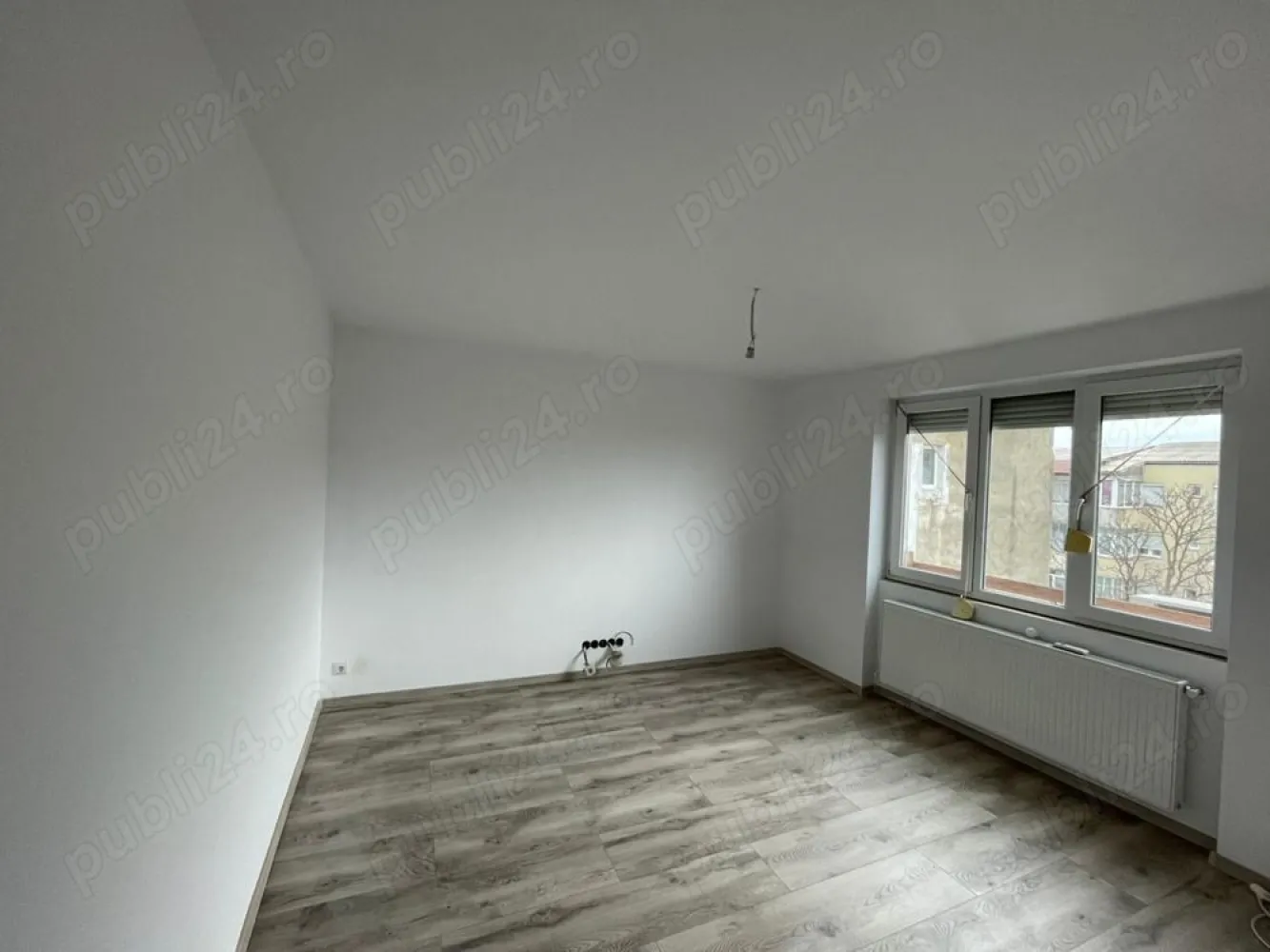 Ag BRASADAS vinde apt 2 cam Botizului 60 mp etaj4. - Agenția BRASADAS vinde apartament DECOMANDAT cu 2 camere situat pe Botizului la etajul 4/4, bucatarie,hol,baie,balcon si beci.
Apartamentul a fost recent complet renovat,avand instalatie electrica si instalatie de incalzire noua,balcon inchis .
