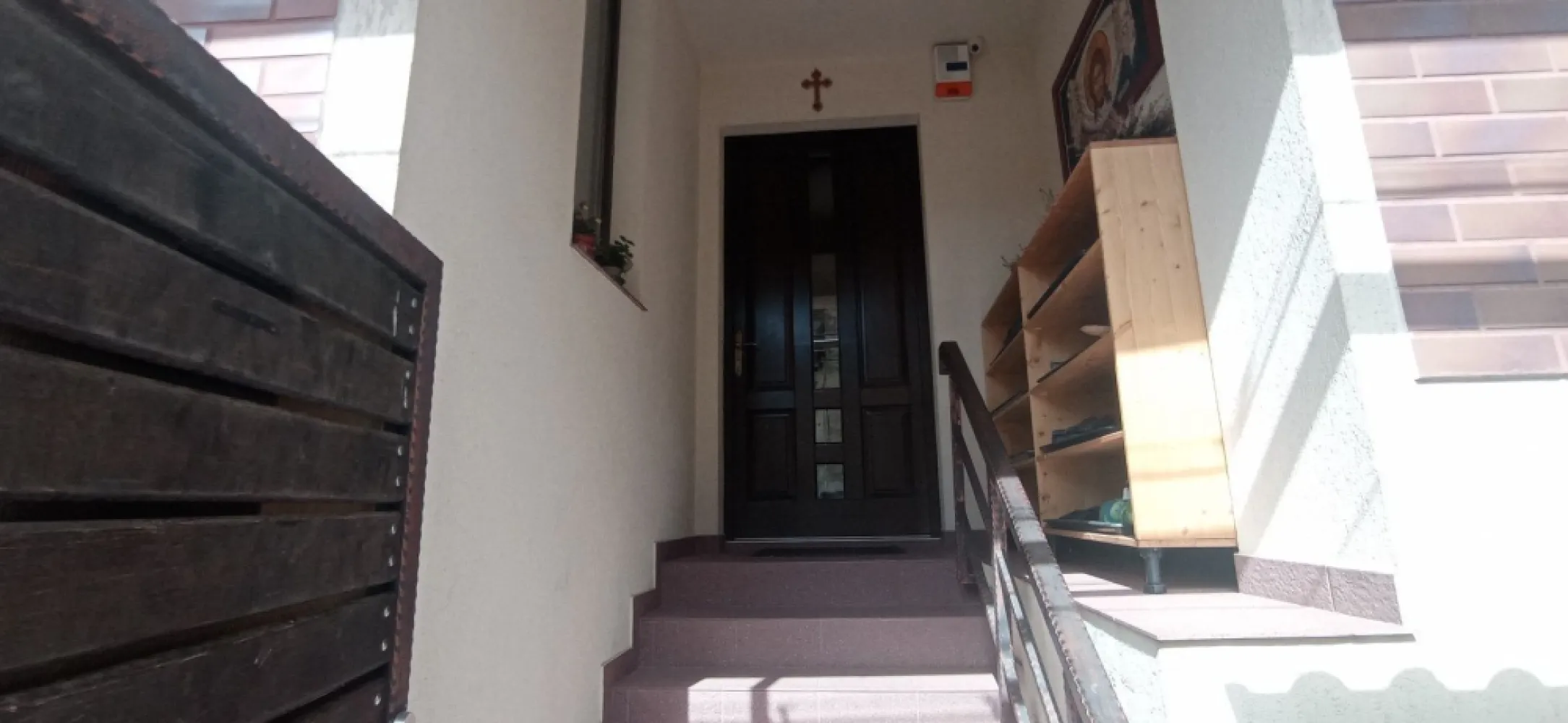 Casa unifamiliala pretabil sediu firma în cartierul Vatra Luminoasa - Particular ofer spre înstrăinare imobil, în cartierul Vatra Luminoasa, str Sergent Pironasu Ion, compus din D + P + 2 E in suprafata construită de 520 mp. (inclus balcoane, logii, terase) plus curte liberă de cca. 240 mp.
Există carte și expertiză tehnică a construcției. 

Cladirea este impartita astfel:

- Demisol:
 camera 53 metrii patrati utili, o camera tehnica, un spatiu depozitare/camara ;

-Parter/et.1/et.2:
 
In total 10 camere (cu 2 camere mari, una de cca 53 și alta 47 metrii patrati utili , 3 bai, 3 holuri si casa scării. Mai multe detalii în planurile cadastrale la cerere)

- Pod ( 60 metrii patrati amenajati care se pot folosi ca spatiu pentru relaxare, plus alte spatii de depozitare;

- Curte pavata cu piatra de râu, pomi Tuya

Spatiul este dotat cu:

- centrala termica cu panouri solare ( marca Viessmann );
- iluminat interior / exterior pe led;
- aparate aer conditionat in fiecare camera;
- piatra naturala- travertin, parchet pluta, gresie, mocheta, etc.
- tamplarie din lemn cu geam termopan;
- infrastructura IT/video/telecomunicatii - camera servere;
- sistem de supraveghere video;
- sistem de alarma( marca DSC) cu senzori de miscare;
- actionare electrica porti curte marca Nice
- videointerfon;

Constructie nouă din cadre de beton si zidărie din cărămidă porotherm izolată exterior cu polistiren de 10 cm si finisata, mobilată si utilată parțial. 
Fără infiltratii la subsol sau in restul cladirii. În acest moment casa este locuită. 

Exclus site-uri de promovare!