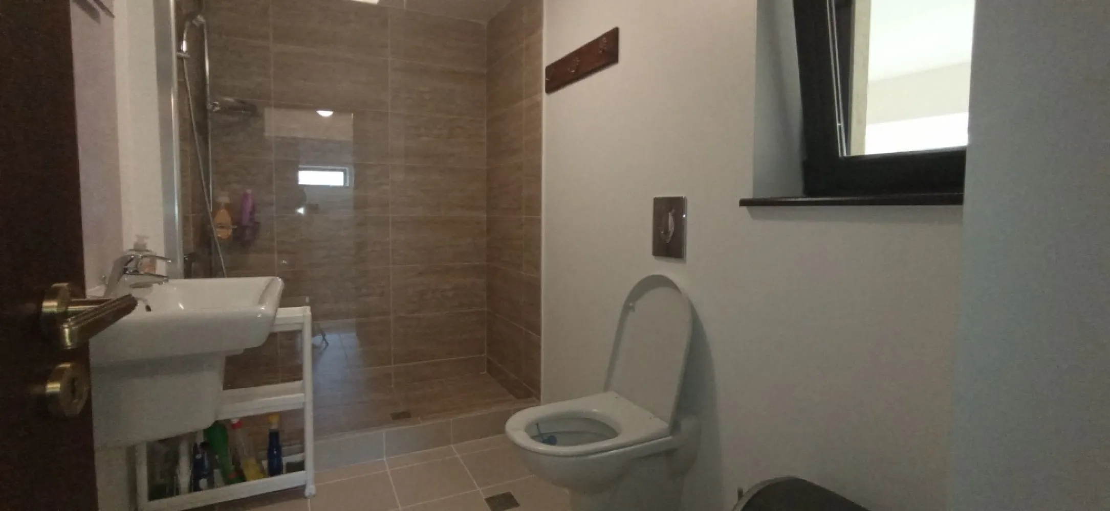 Casa unifamiliala pretabil sediu firma în cartierul Vatra Luminoasa - Particular ofer spre înstrăinare imobil, în cartierul Vatra Luminoasa, str Sergent Pironasu Ion, compus din D + P + 2 E in suprafata construită de 520 mp. (inclus balcoane, logii, terase) plus curte liberă de cca. 240 mp.
Există carte și expertiză tehnică a construcției. 

Cladirea este impartita astfel:

- Demisol:
 camera 53 metrii patrati utili, o camera tehnica, un spatiu depozitare/camara ;

-Parter/et.1/et.2:
 
In total 10 camere (cu 2 camere mari, una de cca 53 și alta 47 metrii patrati utili , 3 bai, 3 holuri si casa scării. Mai multe detalii în planurile cadastrale la cerere)

- Pod ( 60 metrii patrati amenajati care se pot folosi ca spatiu pentru relaxare, plus alte spatii de depozitare;

- Curte pavata cu piatra de râu, pomi Tuya

Spatiul este dotat cu:

- centrala termica cu panouri solare ( marca Viessmann );
- iluminat interior / exterior pe led;
- aparate aer conditionat in fiecare camera;
- piatra naturala- travertin, parchet pluta, gresie, mocheta, etc.
- tamplarie din lemn cu geam termopan;
- infrastructura IT/video/telecomunicatii - camera servere;
- sistem de supraveghere video;
- sistem de alarma( marca DSC) cu senzori de miscare;
- actionare electrica porti curte marca Nice
- videointerfon;

Constructie nouă din cadre de beton si zidărie din cărămidă porotherm izolată exterior cu polistiren de 10 cm si finisata, mobilată si utilată parțial. 
Fără infiltratii la subsol sau in restul cladirii. În acest moment casa este locuită. 

Exclus site-uri de promovare!