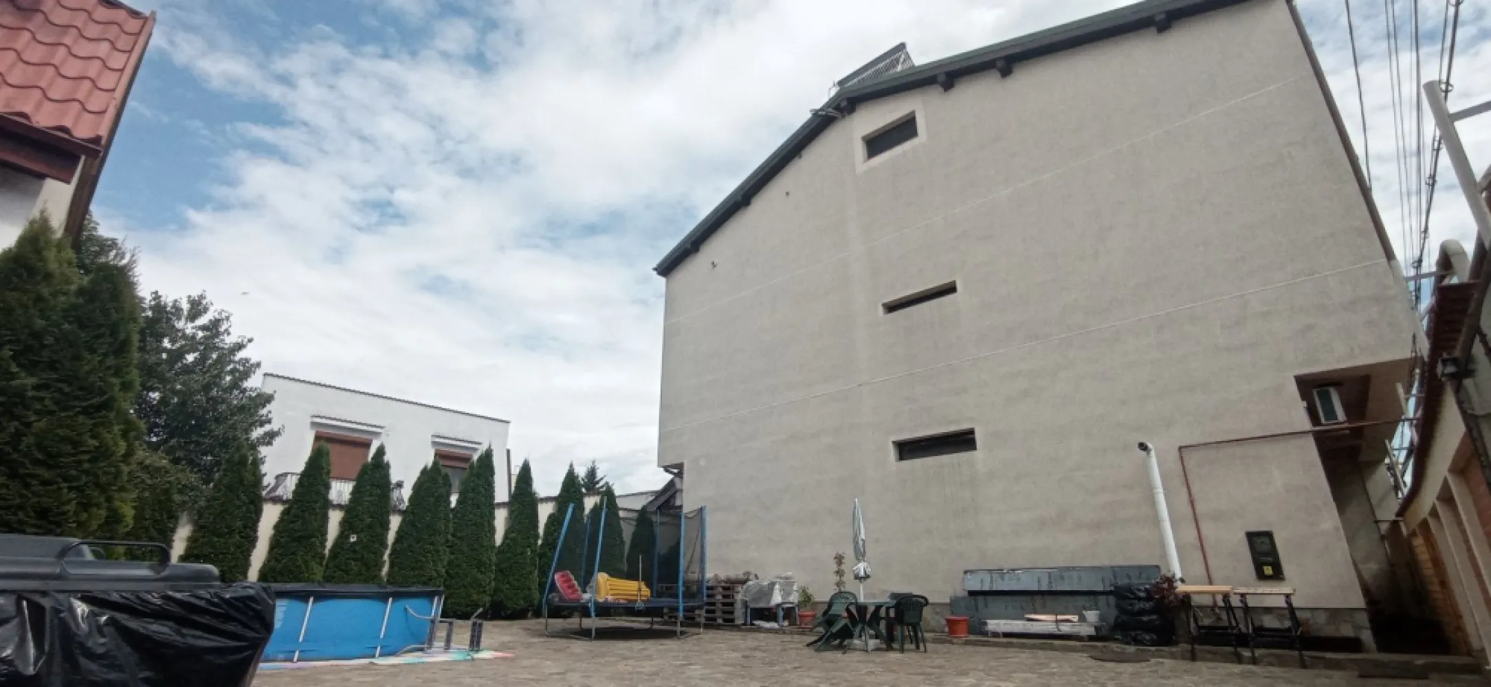 Casa unifamiliala pretabil sediu firma în cartierul Vatra Luminoasa - Particular ofer spre înstrăinare imobil, în cartierul Vatra Luminoasa, str Sergent Pironasu Ion, compus din D + P + 2 E in suprafata construită de 520 mp. (inclus balcoane, logii, terase) plus curte liberă de cca. 240 mp.
Există carte și expertiză tehnică a construcției. 

Cladirea este impartita astfel:

- Demisol:
 camera 53 metrii patrati utili, o camera tehnica, un spatiu depozitare/camara ;

-Parter/et.1/et.2:
 
In total 10 camere (cu 2 camere mari, una de cca 53 și alta 47 metrii patrati utili , 3 bai, 3 holuri si casa scării. Mai multe detalii în planurile cadastrale la cerere)

- Pod ( 60 metrii patrati amenajati care se pot folosi ca spatiu pentru relaxare, plus alte spatii de depozitare;

- Curte pavata cu piatra de râu, pomi Tuya

Spatiul este dotat cu:

- centrala termica cu panouri solare ( marca Viessmann );
- iluminat interior / exterior pe led;
- aparate aer conditionat in fiecare camera;
- piatra naturala- travertin, parchet pluta, gresie, mocheta, etc.
- tamplarie din lemn cu geam termopan;
- infrastructura IT/video/telecomunicatii - camera servere;
- sistem de supraveghere video;
- sistem de alarma( marca DSC) cu senzori de miscare;
- actionare electrica porti curte marca Nice
- videointerfon;

Constructie nouă din cadre de beton si zidărie din cărămidă porotherm izolată exterior cu polistiren de 10 cm si finisata, mobilată si utilată parțial. 
Fără infiltratii la subsol sau in restul cladirii. În acest moment casa este locuită. 

Exclus site-uri de promovare!