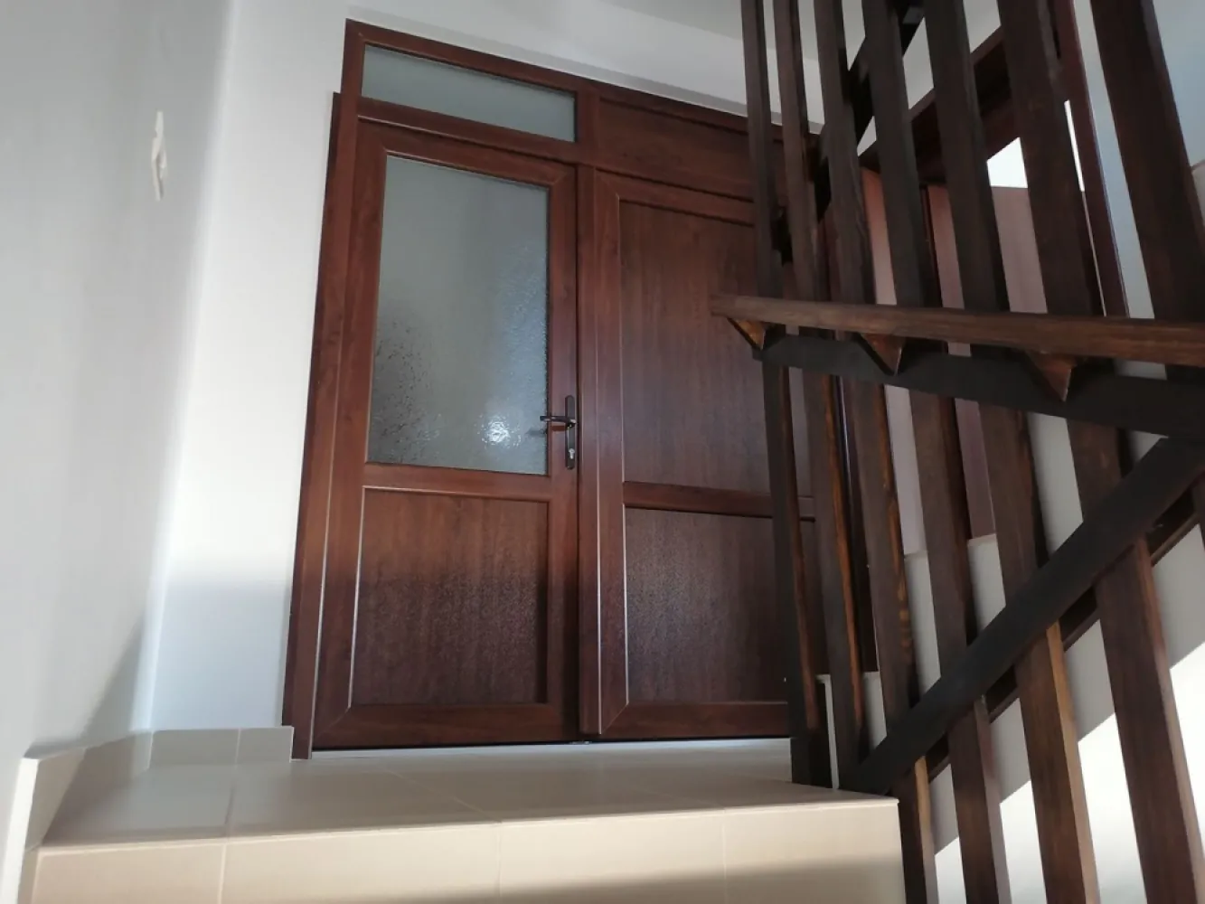 Casa unifamiliala pretabil sediu firma în cartierul Vatra Luminoasa - Particular ofer spre înstrăinare imobil, în cartierul Vatra Luminoasa, str Sergent Pironasu Ion, compus din D + P + 2 E in suprafata construită de 520 mp. (inclus balcoane, logii, terase) plus curte liberă de cca. 240 mp.
Există carte și expertiză tehnică a construcției. 

Cladirea este impartita astfel:

- Demisol:
 camera 53 metrii patrati utili, o camera tehnica, un spatiu depozitare/camara ;

-Parter/et.1/et.2:
 
In total 10 camere (cu 2 camere mari, una de cca 53 și alta 47 metrii patrati utili , 3 bai, 3 holuri si casa scării. Mai multe detalii în planurile cadastrale la cerere)

- Pod ( 60 metrii patrati amenajati care se pot folosi ca spatiu pentru relaxare, plus alte spatii de depozitare;

- Curte pavata cu piatra de râu, pomi Tuya

Spatiul este dotat cu:

- centrala termica cu panouri solare ( marca Viessmann );
- iluminat interior / exterior pe led;
- aparate aer conditionat in fiecare camera;
- piatra naturala- travertin, parchet pluta, gresie, mocheta, etc.
- tamplarie din lemn cu geam termopan;
- infrastructura IT/video/telecomunicatii - camera servere;
- sistem de supraveghere video;
- sistem de alarma( marca DSC) cu senzori de miscare;
- actionare electrica porti curte marca Nice
- videointerfon;

Constructie nouă din cadre de beton si zidărie din cărămidă porotherm izolată exterior cu polistiren de 10 cm si finisata, mobilată si utilată parțial. 
Fără infiltratii la subsol sau in restul cladirii. În acest moment casa este locuită. 

Exclus site-uri de promovare!