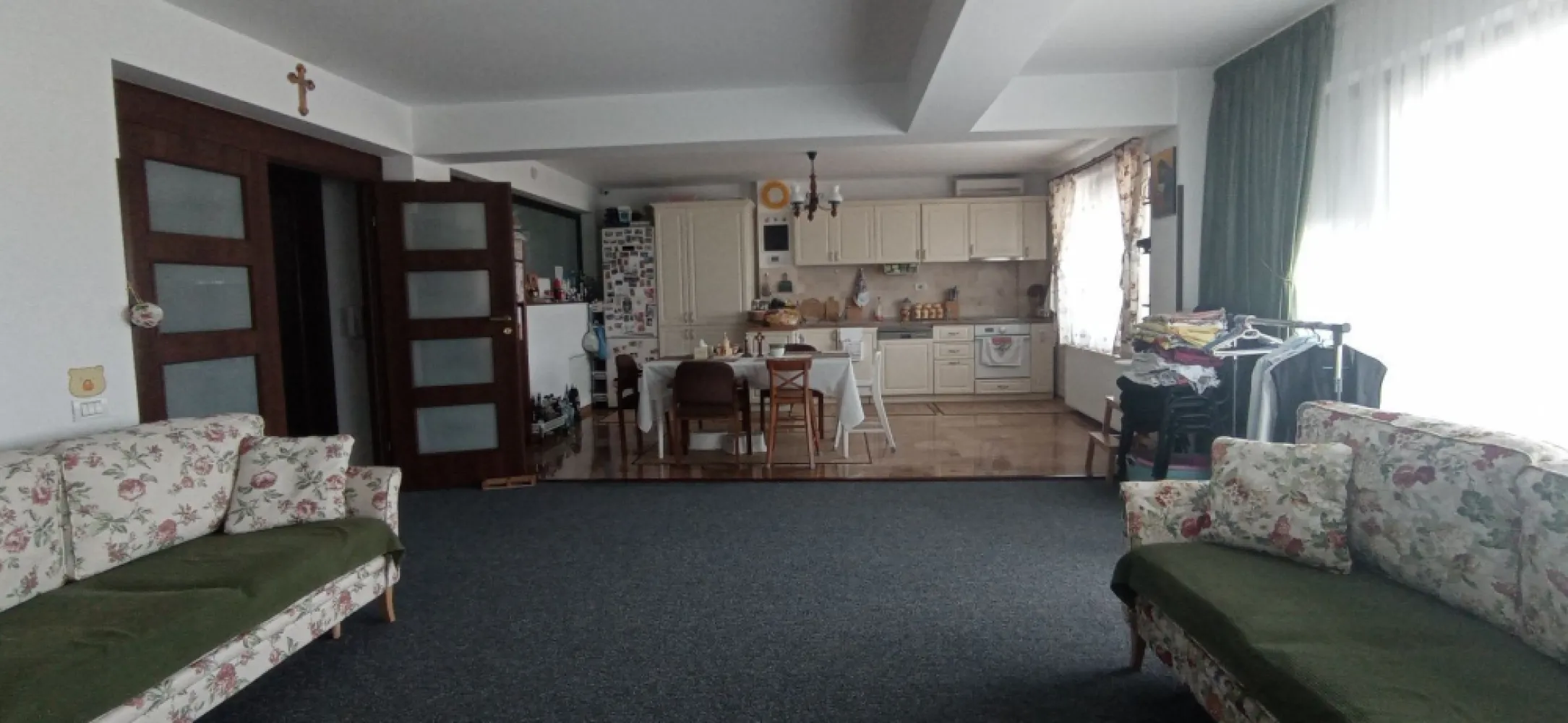 Casa unifamiliala pretabil sediu firma în cartierul Vatra Luminoasa - Particular ofer spre înstrăinare imobil, în cartierul Vatra Luminoasa, str Sergent Pironasu Ion, compus din D + P + 2 E in suprafata construită de 520 mp. (inclus balcoane, logii, terase) plus curte liberă de cca. 240 mp.
Există carte și expertiză tehnică a construcției. 

Cladirea este impartita astfel:

- Demisol:
 camera 53 metrii patrati utili, o camera tehnica, un spatiu depozitare/camara ;

-Parter/et.1/et.2:
 
In total 10 camere (cu 2 camere mari, una de cca 53 și alta 47 metrii patrati utili , 3 bai, 3 holuri si casa scării. Mai multe detalii în planurile cadastrale la cerere)

- Pod ( 60 metrii patrati amenajati care se pot folosi ca spatiu pentru relaxare, plus alte spatii de depozitare;

- Curte pavata cu piatra de râu, pomi Tuya

Spatiul este dotat cu:

- centrala termica cu panouri solare ( marca Viessmann );
- iluminat interior / exterior pe led;
- aparate aer conditionat in fiecare camera;
- piatra naturala- travertin, parchet pluta, gresie, mocheta, etc.
- tamplarie din lemn cu geam termopan;
- infrastructura IT/video/telecomunicatii - camera servere;
- sistem de supraveghere video;
- sistem de alarma( marca DSC) cu senzori de miscare;
- actionare electrica porti curte marca Nice
- videointerfon;

Constructie nouă din cadre de beton si zidărie din cărămidă porotherm izolată exterior cu polistiren de 10 cm si finisata, mobilată si utilată parțial. 
Fără infiltratii la subsol sau in restul cladirii. În acest moment casa este locuită. 

Exclus site-uri de promovare!