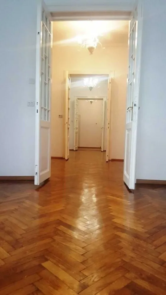 Vânzare Imobil Dorobanți – Oportunitate unică! - Vânzare Imobil Dorobanți – Oportunitate unică!
Tip imobil: Două corpuri de clădiri
Suprafață teren: 270 mp
Fațadă: 15m liniari front stradal
Locuri de parcare: Curte pentru 2 mașini (50 mp)

CORP 1: Parter + Etaj, două apartamente generoase
Parter:
•4 camere luminoase
•Bucătărie complet mobilată și utilată (frigider, aragaz, cuptor microunde, hotă)
•2 băi (baie principală + baie de serviciu)
•2 intrări separate
•Dotări: parchet din stejar, geamuri termopan, centrală termică proprie
•Ideal pentru familii sau birou, camerele sunt nemobilate, gata pentru personalizare!
Etaj:
•3 camere moderne, cu o sufragerie generoasă de 28 mp
•Bucătărie complet mobilată și utilată (frigider, aragaz, cuptor microunde, hotă, mașină de spălat)
•Mobilier pe comandă, cu spații ample de depozitare în hol, bucătărie și camere
•Dotări: parchet, geamuri termopan, uși interior lemn, centrală termică proprie, aer condiționat, TV
•Totul este pregătit pentru a te muta imediat!

CORP 2: Imobil parter (3 camere) cu pivniță (2 camere)
Construcție din cărămidă, în stare excelentă, perfecta pentru diverse utilizări suplimentare – depozitare, garaj, birou sau hobby-uri.
Utilități: Apă, canalizare, gaz, curent trifazic 

Facilități:
•Locație excelentă în Dorobanți, cu acces facil la transportul public (autobuz, metrou, tramvai)
•În apropiere: școli, grădinițe, spitale, magazine, parcuri, restaurante, cafenele și multe altele.
•Zona oferă un stil de viață urban, plin de confort și accesibilitate.
Perfect pentru investiție sau locuință personală! Imobilul îți oferă posibilitatea de a-l personaliza și de a te bucura de o locație premium. Toate actele sunt în regulă și gata pentru tranzacție.