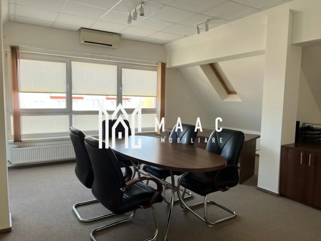 Cladire birouri 8 camere ITeren 470 mp I Parcare I Sub Arini - MAAC Imobiliare vă propune spre vânzare o proprietate deosebită situată în proximitatea Parcului Sub Arini din Sibiu, un imobil modern cu destinație actuală de spații pentru activități de birou, caracterizat prin compartimentare eficientă, dotări moderne și eficiență energetică ridicată.

Clădirea are regim de înălțime D + P + M + P și beneficiază de clasă energetică A. Spațiile sunt organizate funcțional, fiind potrivite pentru activități administrative, sedii de firmă sau alte activități profesionale.

Compartimentarea imobilului este realizată astfel:

Demisol – 92.27 mp
-3 camere
-2 holuri
-casa scării
-boxă
-grup sanitar
-cameră tehnică

Parter – 101.28 mp
-4 încăperi spațioase
-hol
-casa scării
-2 băi

Mansardă – 125.35 mp
-spațiu open space
-casa scării cu hol
-2 băi
-scară interioară cu acces în podul de aproximativ 50 mp

Proprietatea este amplasată pe un teren de 470 mp, dintre care aproximativ 320 mp reprezintă curte liberă amenajată.

Spațiile exterioare includ:
-6 locuri de parcare amenajate în curte
-un loc de parcare dotat cu priză pentru încărcarea mașinilor electrice
-rasteluri pentru parcarea a 12 biciclete

Dotări și echipamente ale proprietății:
-poartă automatizată pentru acces auto
-lift pentru acces persoane cu dizabilități
-sistem de supraveghere video
-sistem de control acces
-sisteme de aer condiționat
-uși interioare din aluminiu
-iluminat interior exclusiv cu corpuri LED
-branșament curent trifazic + 25 kW
-sistem de panouri fotovoltaice cu putere de 21.75 kWp
-sistem de încălzire cu pompă de căldură și centrală termică Viessmann integrate
-încălzitoare electrice pentru apă la băi
-jaluzele montate în toate ramele ferestrelor

Imobilul este dotat și cu echipamente specifice activităților de birou:
-whiteboard-uri de dimensiuni mari montate pe pereții birourilor
-ecran de proiecție retractabil

Proprietatea se vinde de pe firmă.

Pentru mai multe detalii, vă rugăm să menționați telefonic că ați văzut anunțul cu CP2762160.