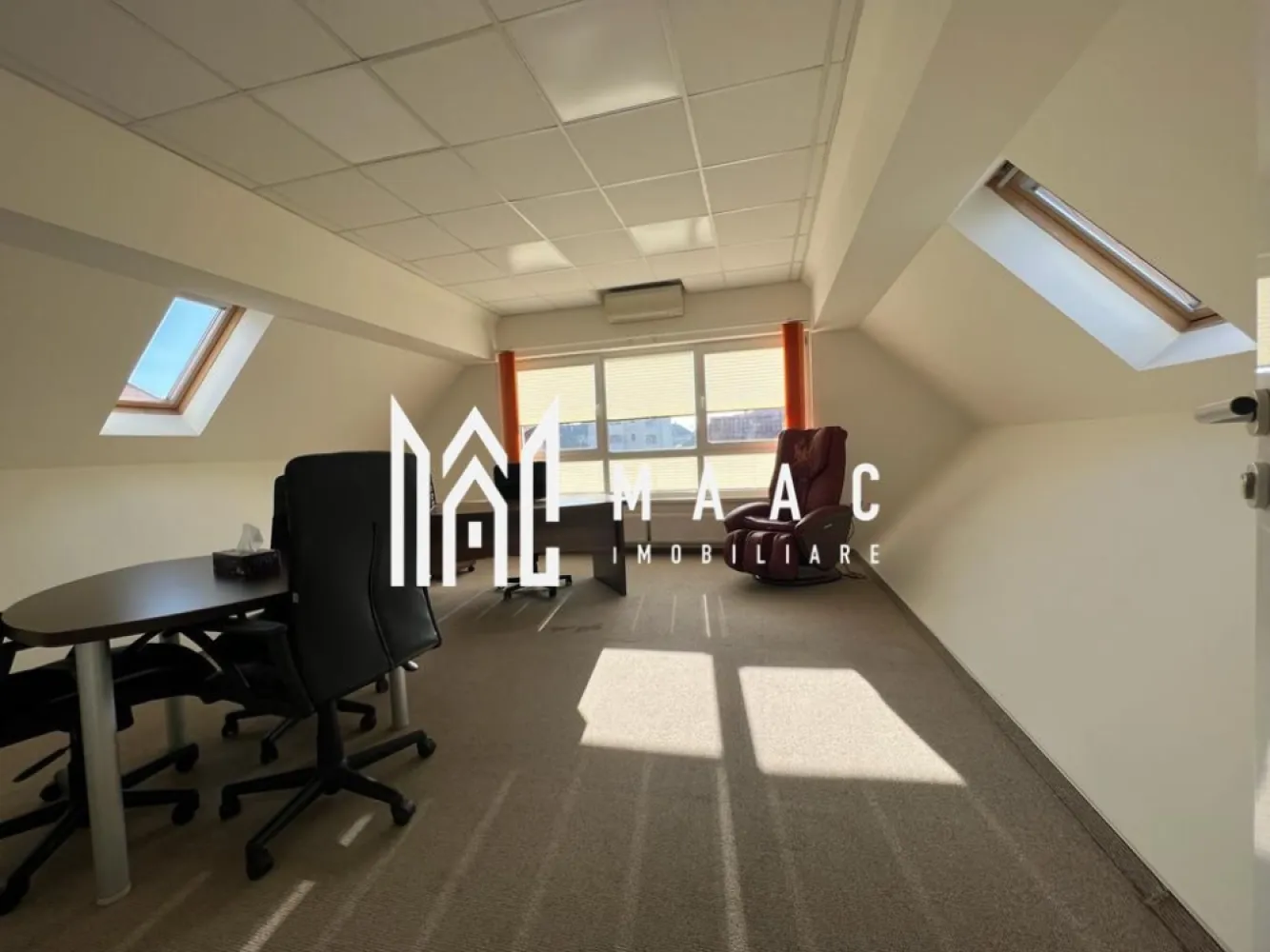Cladire birouri 8 camere ITeren 470 mp I Parcare I Sub Arini - MAAC Imobiliare vă propune spre vânzare o proprietate deosebită situată în proximitatea Parcului Sub Arini din Sibiu, un imobil modern cu destinație actuală de spații pentru activități de birou, caracterizat prin compartimentare eficientă, dotări moderne și eficiență energetică ridicată.

Clădirea are regim de înălțime D + P + M + P și beneficiază de clasă energetică A. Spațiile sunt organizate funcțional, fiind potrivite pentru activități administrative, sedii de firmă sau alte activități profesionale.

Compartimentarea imobilului este realizată astfel:

Demisol – 92.27 mp
-3 camere
-2 holuri
-casa scării
-boxă
-grup sanitar
-cameră tehnică

Parter – 101.28 mp
-4 încăperi spațioase
-hol
-casa scării
-2 băi

Mansardă – 125.35 mp
-spațiu open space
-casa scării cu hol
-2 băi
-scară interioară cu acces în podul de aproximativ 50 mp

Proprietatea este amplasată pe un teren de 470 mp, dintre care aproximativ 320 mp reprezintă curte liberă amenajată.

Spațiile exterioare includ:
-6 locuri de parcare amenajate în curte
-un loc de parcare dotat cu priză pentru încărcarea mașinilor electrice
-rasteluri pentru parcarea a 12 biciclete

Dotări și echipamente ale proprietății:
-poartă automatizată pentru acces auto
-lift pentru acces persoane cu dizabilități
-sistem de supraveghere video
-sistem de control acces
-sisteme de aer condiționat
-uși interioare din aluminiu
-iluminat interior exclusiv cu corpuri LED
-branșament curent trifazic + 25 kW
-sistem de panouri fotovoltaice cu putere de 21.75 kWp
-sistem de încălzire cu pompă de căldură și centrală termică Viessmann integrate
-încălzitoare electrice pentru apă la băi
-jaluzele montate în toate ramele ferestrelor

Imobilul este dotat și cu echipamente specifice activităților de birou:
-whiteboard-uri de dimensiuni mari montate pe pereții birourilor
-ecran de proiecție retractabil

Proprietatea se vinde de pe firmă.

Pentru mai multe detalii, vă rugăm să menționați telefonic că ați văzut anunțul cu CP2762160.