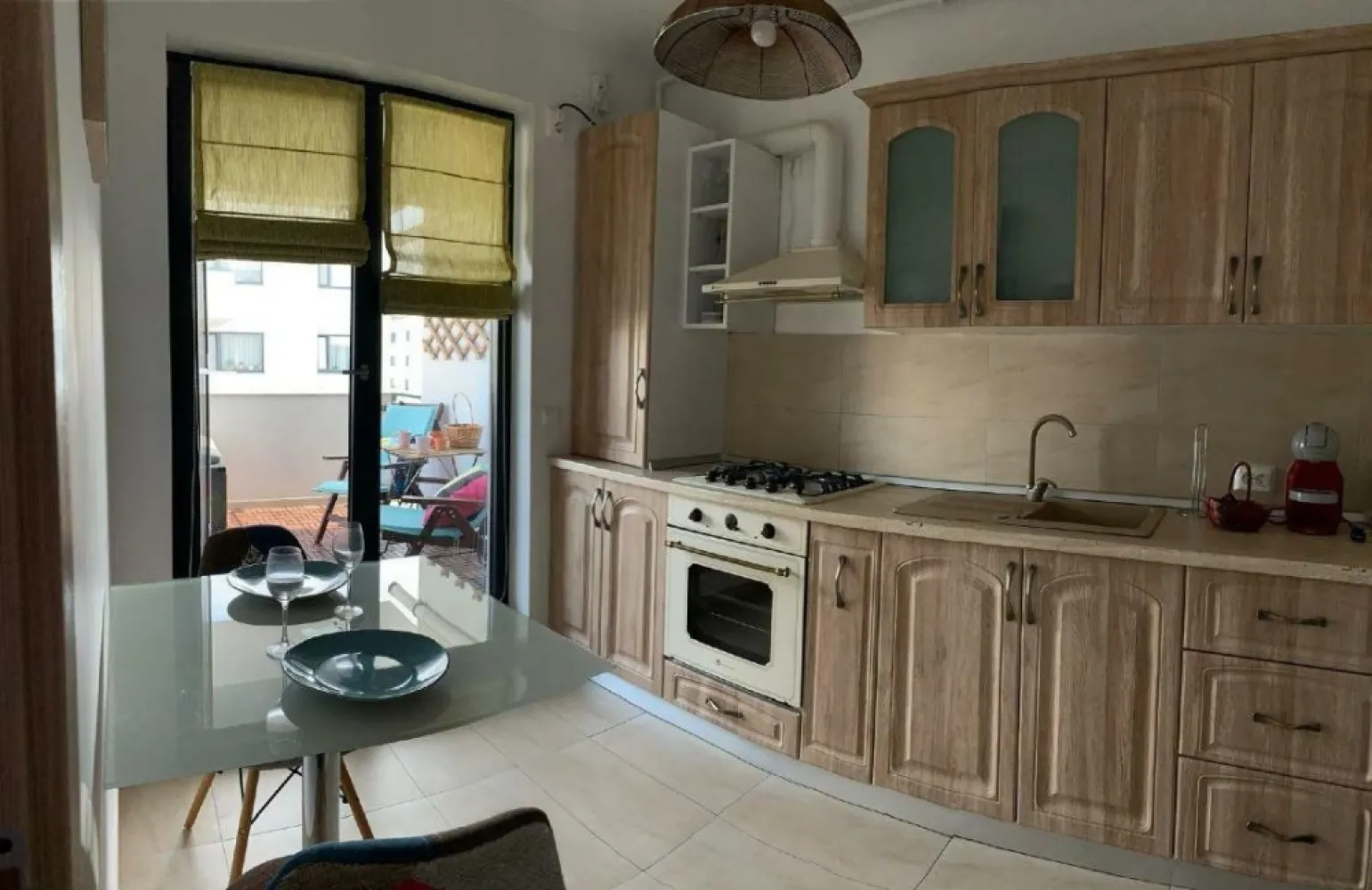 Apartament spaţios şi modern Greenfield Baneasa - 3 camere, 76 mp, parcare - Vă doriţi să locuiţi într-un apartament modern, cu finisaje de calitate, într-o zonă liniştită şi sigură, cu acces la natură şi la toate facilităţile unui complex rezidenţial de top? Acest apartament de 3 camere din Greenfield Baneasa este perfect pentru dumneavoastră!

Cu o suprafaţă generoasă de 70 mp, construit în 2017, mobilat modern şi cu o orientare sud-estică ce oferă lumină naturală din plin, acest apartament vă va cuceri de la prima vedere. Dispune de un loc de parcare inclus, pentru confortul dumneavoastră.

Bucuraţi-vă de liniştea şi confortul oferite de complex, cu locuri de joacă pentru copii, pază non-stop şi circuit închis. În plus, aveţi la îndemână şcoala Avenor, pădurea Băneasa şi un centru comercial, cu acces facil către toate punctele de interes ale oraşului.