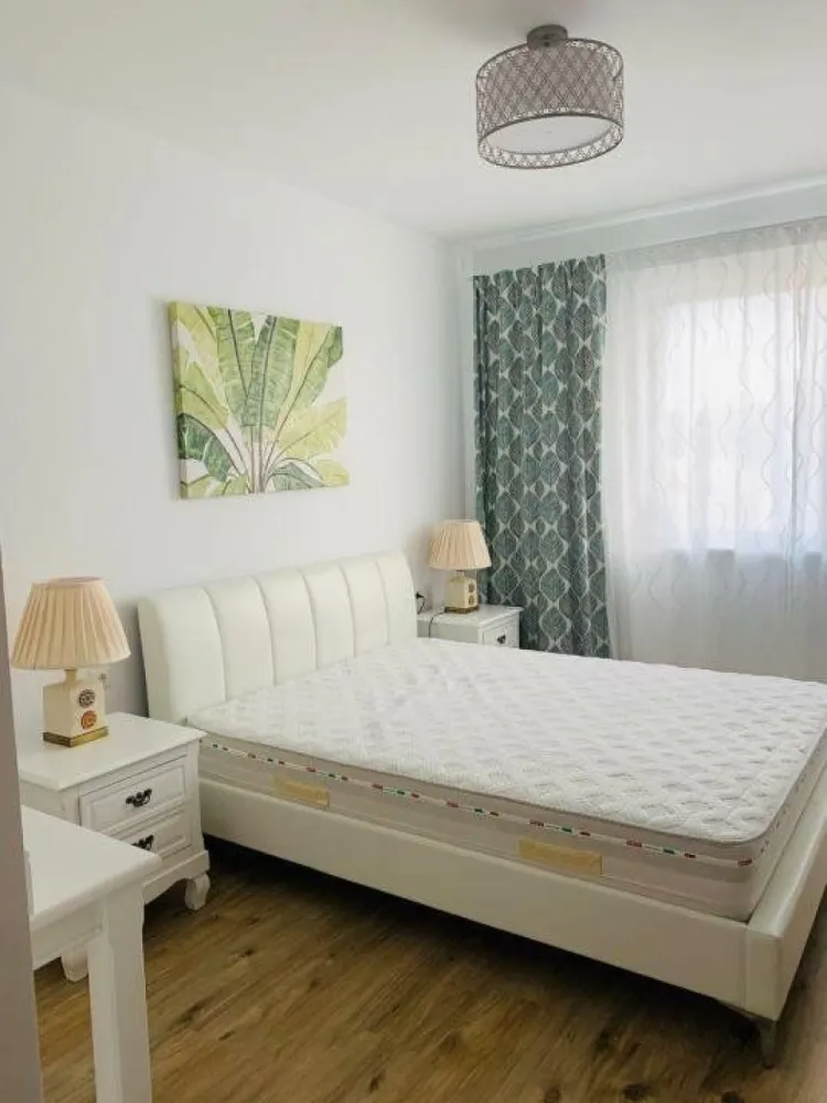 Apartament spaţios şi modern Greenfield Baneasa - 3 camere, 76 mp, parcare - Vă doriţi să locuiţi într-un apartament modern, cu finisaje de calitate, într-o zonă liniştită şi sigură, cu acces la natură şi la toate facilităţile unui complex rezidenţial de top? Acest apartament de 3 camere din Greenfield Baneasa este perfect pentru dumneavoastră!

Cu o suprafaţă generoasă de 70 mp, construit în 2017, mobilat modern şi cu o orientare sud-estică ce oferă lumină naturală din plin, acest apartament vă va cuceri de la prima vedere. Dispune de un loc de parcare inclus, pentru confortul dumneavoastră.

Bucuraţi-vă de liniştea şi confortul oferite de complex, cu locuri de joacă pentru copii, pază non-stop şi circuit închis. În plus, aveţi la îndemână şcoala Avenor, pădurea Băneasa şi un centru comercial, cu acces facil către toate punctele de interes ale oraşului.