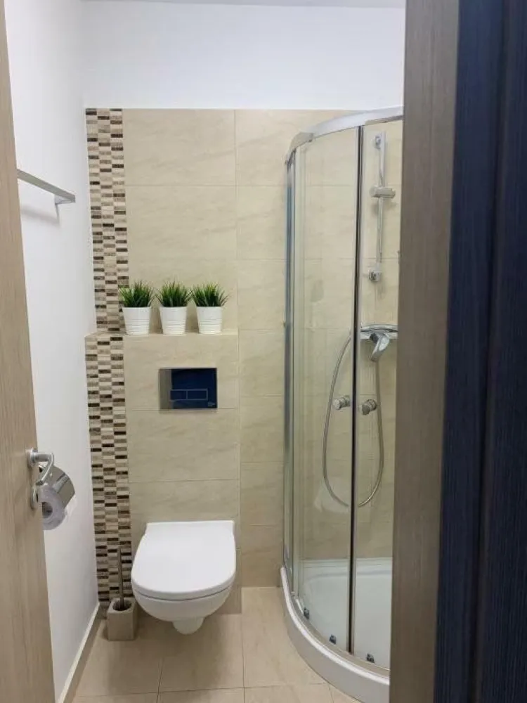 Apartament spaţios şi modern Greenfield Baneasa - 3 camere, 76 mp, parcare - Vă doriţi să locuiţi într-un apartament modern, cu finisaje de calitate, într-o zonă liniştită şi sigură, cu acces la natură şi la toate facilităţile unui complex rezidenţial de top? Acest apartament de 3 camere din Greenfield Baneasa este perfect pentru dumneavoastră!

Cu o suprafaţă generoasă de 70 mp, construit în 2017, mobilat modern şi cu o orientare sud-estică ce oferă lumină naturală din plin, acest apartament vă va cuceri de la prima vedere. Dispune de un loc de parcare inclus, pentru confortul dumneavoastră.

Bucuraţi-vă de liniştea şi confortul oferite de complex, cu locuri de joacă pentru copii, pază non-stop şi circuit închis. În plus, aveţi la îndemână şcoala Avenor, pădurea Băneasa şi un centru comercial, cu acces facil către toate punctele de interes ale oraşului.