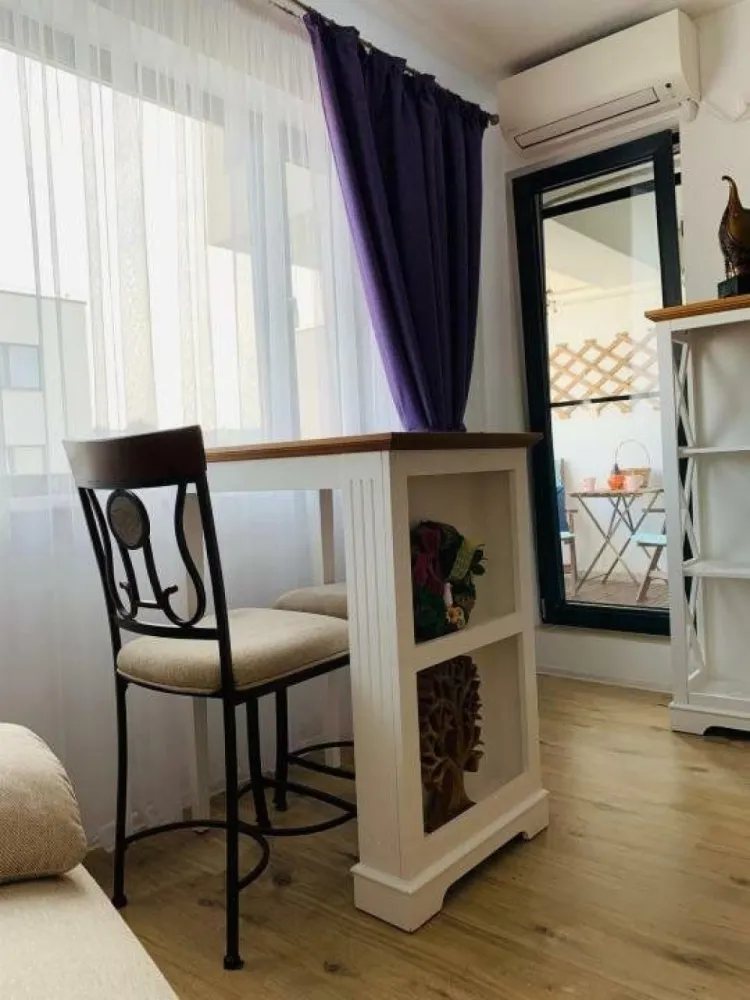 Apartament spaţios şi modern Greenfield Baneasa - 3 camere, 76 mp, parcare - Vă doriţi să locuiţi într-un apartament modern, cu finisaje de calitate, într-o zonă liniştită şi sigură, cu acces la natură şi la toate facilităţile unui complex rezidenţial de top? Acest apartament de 3 camere din Greenfield Baneasa este perfect pentru dumneavoastră!

Cu o suprafaţă generoasă de 70 mp, construit în 2017, mobilat modern şi cu o orientare sud-estică ce oferă lumină naturală din plin, acest apartament vă va cuceri de la prima vedere. Dispune de un loc de parcare inclus, pentru confortul dumneavoastră.

Bucuraţi-vă de liniştea şi confortul oferite de complex, cu locuri de joacă pentru copii, pază non-stop şi circuit închis. În plus, aveţi la îndemână şcoala Avenor, pădurea Băneasa şi un centru comercial, cu acces facil către toate punctele de interes ale oraşului.