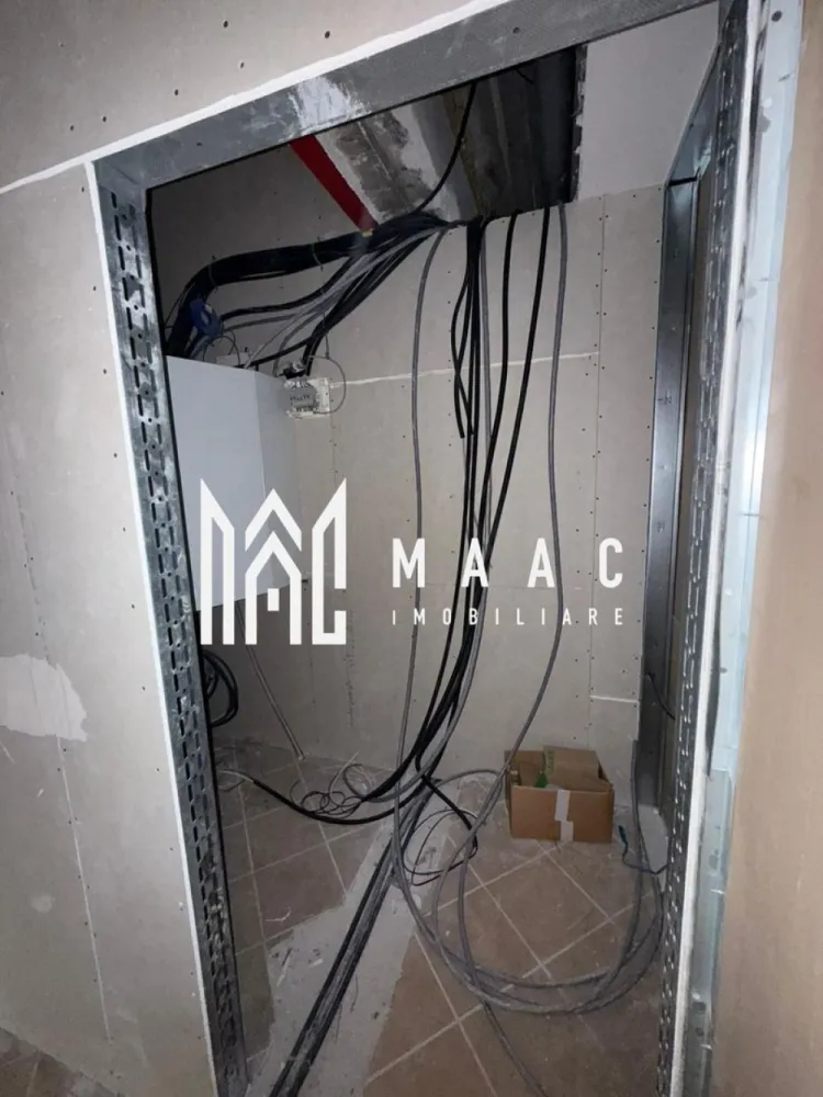 Spațiu comercial versatil I Selimbar-Zona Unimat - MAAC Imobiliare vă propune spre închiriere un spațiu comercial modern și luminos, conceput pentru a oferi confort, funcționalitate și o imagine profesională afacerii dumneavoastră.

Proprietatea este structurată în două încăperi generoase, fiecare beneficiind de baie proprie și de toate utilitățile necesare (curent electric, apă și canalizare), oferind astfel independență și flexibilitate în utilizare:
Camera 5 : 64 mp
Camera 6: 65 mp

Accesul se realizează printr-o intrare comună, care se deschide într-un hol , ce face legătura între cele două spații. 

Această dispunere permite atât utilizarea unitară a proprietății, cât și compartimentarea în funcție de nevoile viitorului ocupant.

Beneficii principale:
Două spații independente, fiecare cu grup sanitar propriu
Acces comun, printr-un hol dedicat
Toate utilitățile disponibile
Posibilitate de personalizare și adaptare funcțională
Lumină naturală 

Pretul se raporteaza la mpu.

Un spațiu care îmbină eleganța, confortul și versatilitatea, oferind cadrul perfect pentru dezvoltarea unei afaceri de succes.

Pentru detalii suplimentare și programarea unei vizionări, vă invităm să contactați echipa MAAC Imobiliare si precizati telefonic ca ati vazut anuntul cu ID: CP2761419