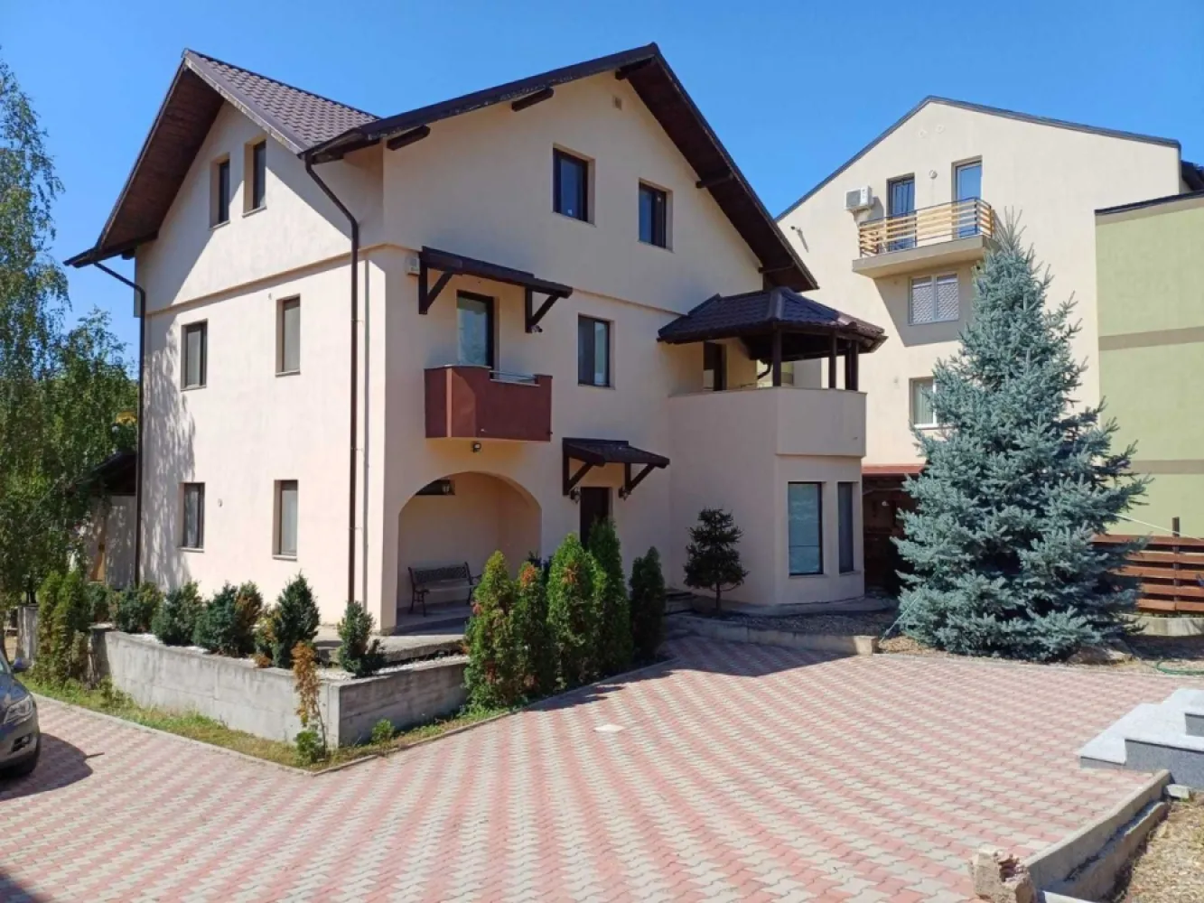 Casă Iași - Rediu + teren - Vând casă Rediu la 5 minute de Rondul Păcurari lângă Complex EOS - cu teren 1050 mp cu garduri noi și acces dublu. Stradă cimentată.
Casă construită pe cadre: D+P+E1+M - 360 mp - in anul 2010.

Se poate recompartimenta interiorul care este din materiale ușoare (BCA)

Posibilitate business: Birouri - Grădinița copii - Apartamente - Sediu firmă 

Canalizare - curent - gaz - apă curentă + fântână 
Curtea este cu pavele.

Bun pentru investiții - lângă imobilul existent posibilitate de construcție clădire de 200 mp amprenta la sol cu 2 etaje + mansardă prevăzut de PUZ - Rediu 

Demisol (la roșu): Înălțime tavan 2,5 m cu ferestre, garaj cu ușa basculantă, 2 camere decomandate, baie, debara, atelier, depozit.

Parter: hol amplu, living open space cu șemineu, bar cu apă curentă, baie, bucătărie cu terasă acoperită (21 mp) și acces spre grădină.

Etaj 1: acces scară interioară, hol, 3 camere din care una cu terasă acoperită, dresing, baie, 2 balcoane.

Mansardă: acces scară interioară, înălțimea maximă 4 m. Open space cu posibilitatea realizării 3 camere + 2 băi.

Tâmplărie PVC culoare Wenghe Deceuninck Belgia.
Glafuri exterioare in granit.
Pomi fructiferi.
Tel. 0039 3883546320