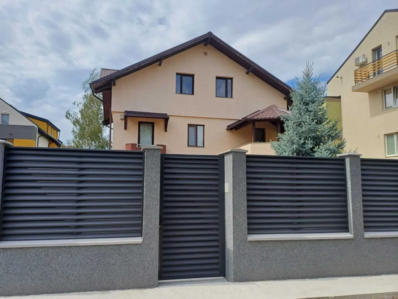 Casă Iași - Rediu + teren - Vând casă Rediu la 5 minute de Rondul Păcurari lângă Complex EOS - cu teren 1050 mp cu garduri noi și acces dublu. Stradă cimentată.
Casă construită pe cadre: D+P+E1+M - 360 mp - in anul 2010.

Se poate recompartimenta interiorul care este din materiale ușoare (BCA)

Posibilitate business: Birouri - Grădinița copii - Apartamente - Sediu firmă 

Canalizare - curent - gaz - apă curentă + fântână 
Curtea este cu pavele.

Bun pentru investiții - lângă imobilul existent posibilitate de construcție clădire de 200 mp amprenta la sol cu 2 etaje + mansardă prevăzut de PUZ - Rediu 

Demisol (la roșu): Înălțime tavan 2,5 m cu ferestre, garaj cu ușa basculantă, 2 camere decomandate, baie, debara, atelier, depozit.

Parter: hol amplu, living open space cu șemineu, bar cu apă curentă, baie, bucătărie cu terasă acoperită (21 mp) și acces spre grădină.

Etaj 1: acces scară interioară, hol, 3 camere din care una cu terasă acoperită, dresing, baie, 2 balcoane.

Mansardă: acces scară interioară, înălțimea maximă 4 m. Open space cu posibilitatea realizării 3 camere + 2 băi.

Tâmplărie PVC culoare Wenghe Deceuninck Belgia.
Glafuri exterioare in granit.
Pomi fructiferi.
Tel. 0039 3883546320