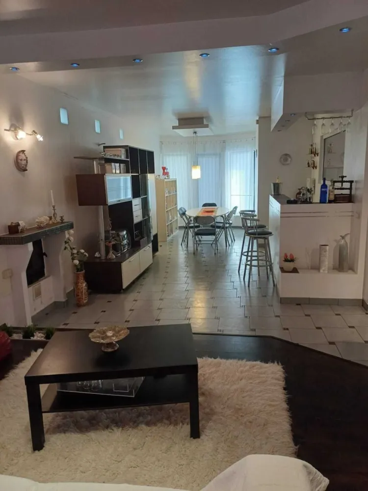 Casă Iași - Rediu + teren - Vând casă Rediu la 5 minute de Rondul Păcurari lângă Complex EOS - cu teren 1050 mp cu garduri noi și acces dublu. Stradă cimentată.
Casă construită pe cadre: D+P+E1+M - 360 mp - in anul 2010.

Se poate recompartimenta interiorul care este din materiale ușoare (BCA)

Posibilitate business: Birouri - Grădinița copii - Apartamente - Sediu firmă 

Canalizare - curent - gaz - apă curentă + fântână 
Curtea este cu pavele.

Bun pentru investiții - lângă imobilul existent posibilitate de construcție clădire de 200 mp amprenta la sol cu 2 etaje + mansardă prevăzut de PUZ - Rediu 

Demisol (la roșu): Înălțime tavan 2,5 m cu ferestre, garaj cu ușa basculantă, 2 camere decomandate, baie, debara, atelier, depozit.

Parter: hol amplu, living open space cu șemineu, bar cu apă curentă, baie, bucătărie cu terasă acoperită (21 mp) și acces spre grădină.

Etaj 1: acces scară interioară, hol, 3 camere din care una cu terasă acoperită, dresing, baie, 2 balcoane.

Mansardă: acces scară interioară, înălțimea maximă 4 m. Open space cu posibilitatea realizării 3 camere + 2 băi.

Tâmplărie PVC culoare Wenghe Deceuninck Belgia.
Glafuri exterioare in granit.
Pomi fructiferi.
Tel. 0039 3883546320
