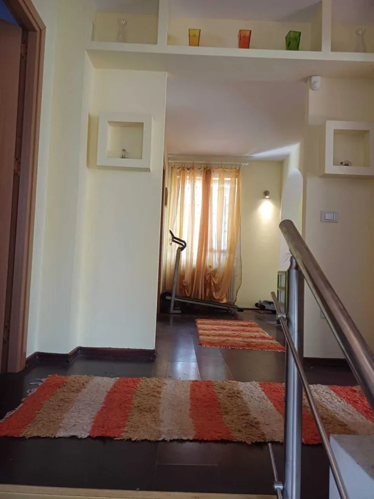 Casă Iași - Rediu + teren - Vând casă Rediu la 5 minute de Rondul Păcurari lângă Complex EOS - cu teren 1050 mp cu garduri noi și acces dublu. Stradă cimentată.
Casă construită pe cadre: D+P+E1+M - 360 mp - in anul 2010.

Se poate recompartimenta interiorul care este din materiale ușoare (BCA)

Posibilitate business: Birouri - Grădinița copii - Apartamente - Sediu firmă 

Canalizare - curent - gaz - apă curentă + fântână 
Curtea este cu pavele.

Bun pentru investiții - lângă imobilul existent posibilitate de construcție clădire de 200 mp amprenta la sol cu 2 etaje + mansardă prevăzut de PUZ - Rediu 

Demisol (la roșu): Înălțime tavan 2,5 m cu ferestre, garaj cu ușa basculantă, 2 camere decomandate, baie, debara, atelier, depozit.

Parter: hol amplu, living open space cu șemineu, bar cu apă curentă, baie, bucătărie cu terasă acoperită (21 mp) și acces spre grădină.

Etaj 1: acces scară interioară, hol, 3 camere din care una cu terasă acoperită, dresing, baie, 2 balcoane.

Mansardă: acces scară interioară, înălțimea maximă 4 m. Open space cu posibilitatea realizării 3 camere + 2 băi.

Tâmplărie PVC culoare Wenghe Deceuninck Belgia.
Glafuri exterioare in granit.
Pomi fructiferi.
Tel. 0039 3883546320