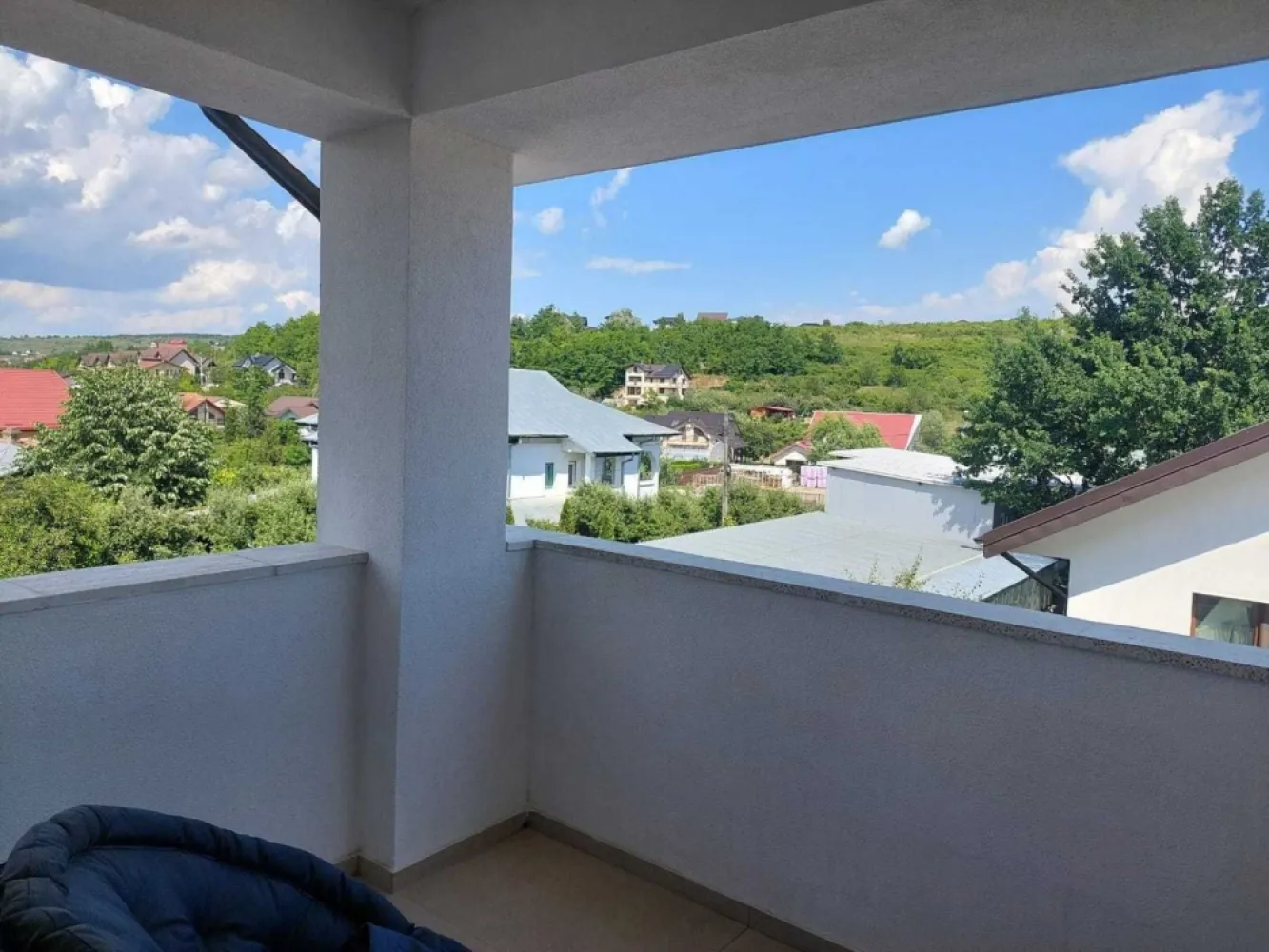 Vila de vanzare in Iasi, Barnova - De vânzare în orașul Iași, Bârnova, la 800 m de Hanul 3 Sarmale, o vila construita în 2020 într-un mic cartier privat, elegant. Imobil cu suprafata de 130mp locuibili, cu un etaj , 4 camere și mansarda locuibila de 60mp, cu toate utilitățile trase. La parter exista o bucătărie mare, moderna, utilata si mobilata, cu ieșire pe o terasa comuna cu terasa livingului. Livingul este generos si foarte racoros in lunile caniculare de vara. La parter se mai afla si o baie mare dotata cu cabina de duș. La etaj sunt 3 dormitoare și doua terase mari precum si o baie cu cada mare. Ambele bai au ferestre pt aerisire. Curtea de 400m are o parcare pt doua mașini, placata cu travertin. Imobilul este inconjurat cu un gard frumos de lemn si are în proprietate si cota aferenta din drumul de acces, vila fiind amplasata în planul doi fata de drumul public. Centrala noua, aparat de aer condiționat nou. Sistem de supraveghere cu alarma si camere video.
2 terase la parter recent închise cu tâmplărie Salamander.

Rugam seriozitate