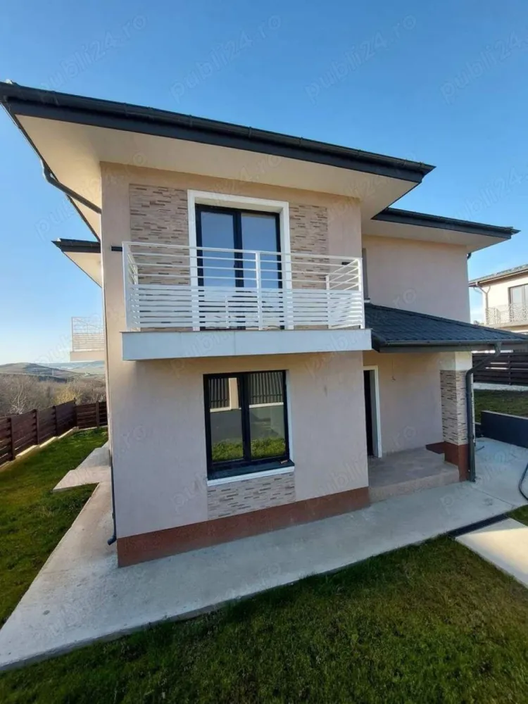 Proprietar Casă Miroslava - Direct Proprietar vând casă P +1 în MIROSLAVA ( reper Depozit TRANS Anapet) 118mp utili, 420mp teren 
Este poziționată într-o zona liniștită și aerisita, foarte aproape de mijloc de transport, 70m până la asfalt pe un drum privat pietruit, 1,2 km de Primaria MIROSLAVA ( LDL)
Intabulata 
pt alte informații la