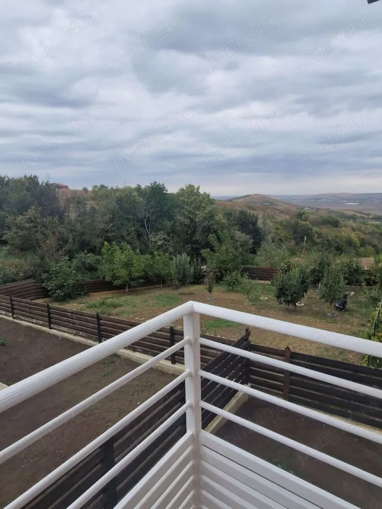 Proprietar Casă Miroslava - Direct Proprietar vând casă P +1 în MIROSLAVA ( reper Depozit TRANS Anapet) 118mp utili, 420mp teren 
Este poziționată într-o zona liniștită și aerisita, foarte aproape de mijloc de transport, 70m până la asfalt pe un drum privat pietruit, 1,2 km de Primaria MIROSLAVA ( LDL)
Intabulata 
pt alte informații la