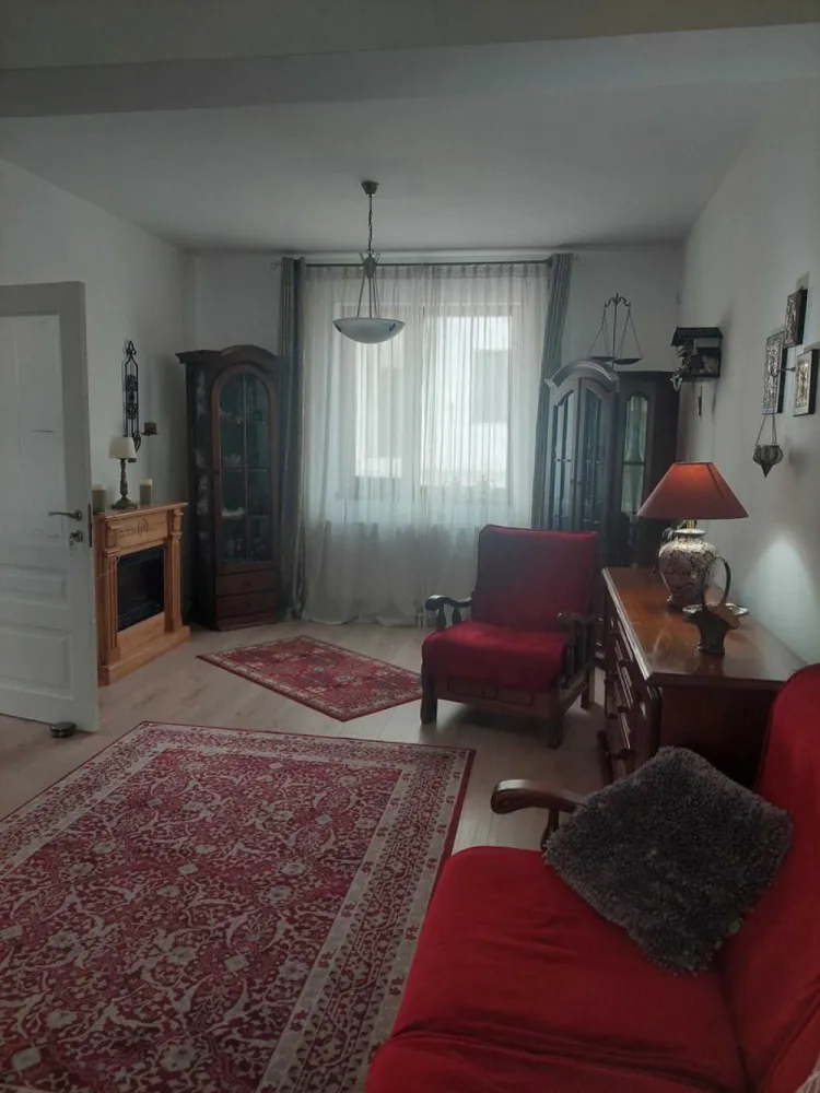 Vila de vanzare in Iasi, Barnova - De vânzare în orașul Iași, Bârnova, la 800 m de Hanul 3 Sarmale, o vila construita în 2020 într-un mic cartier privat, elegant. Imobil cu suprafata de 130mp locuibili, cu un etaj , 4 camere și mansarda locuibila de 60mp, cu toate utilitățile trase. La parter exista o bucătărie mare, moderna, utilata si mobilata, cu ieșire pe o terasa comuna cu terasa livingului. Livingul este generos si foarte racoros in lunile caniculare de vara. La parter se mai afla si o baie mare dotata cu cabina de duș. La etaj sunt 3 dormitoare și doua terase mari precum si o baie cu cada mare. Ambele bai au ferestre pt aerisire. Curtea de 400m are o parcare pt doua mașini, placata cu travertin. Imobilul este inconjurat cu un gard frumos de lemn si are în proprietate si cota aferenta din drumul de acces, vila fiind amplasata în planul doi fata de drumul public. Centrala noua, aparat de aer condiționat nou. Sistem de supraveghere cu alarma si camere video.
2 terase la parter recent închise cu tâmplărie Salamander.

Rugam seriozitate