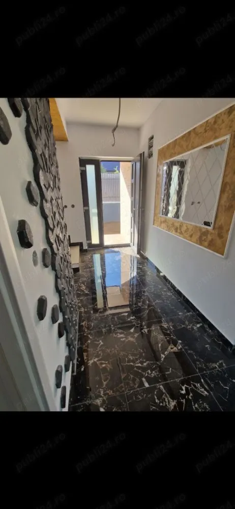 Proprietar Casă Miroslava - Direct Proprietar vând casă P +1 în MIROSLAVA ( reper Depozit TRANS Anapet) 118mp utili, 420mp teren 
Este poziționată într-o zona liniștită și aerisita, foarte aproape de mijloc de transport, 70m până la asfalt pe un drum privat pietruit, 1,2 km de Primaria MIROSLAVA ( LDL)
Intabulata 
pt alte informații la