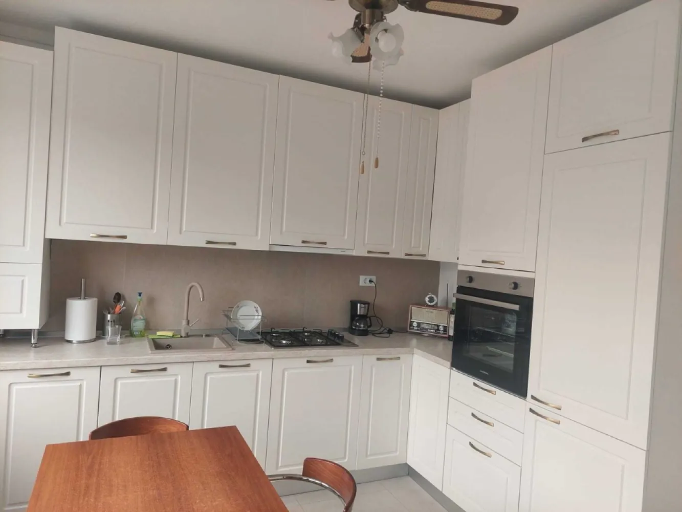 Vila de vanzare in Iasi, Barnova - De vânzare în orașul Iași, Bârnova, la 800 m de Hanul 3 Sarmale, o vila construita în 2020 într-un mic cartier privat, elegant. Imobil cu suprafata de 130mp locuibili, cu un etaj , 4 camere și mansarda locuibila de 60mp, cu toate utilitățile trase. La parter exista o bucătărie mare, moderna, utilata si mobilata, cu ieșire pe o terasa comuna cu terasa livingului. Livingul este generos si foarte racoros in lunile caniculare de vara. La parter se mai afla si o baie mare dotata cu cabina de duș. La etaj sunt 3 dormitoare și doua terase mari precum si o baie cu cada mare. Ambele bai au ferestre pt aerisire. Curtea de 400m are o parcare pt doua mașini, placata cu travertin. Imobilul este inconjurat cu un gard frumos de lemn si are în proprietate si cota aferenta din drumul de acces, vila fiind amplasata în planul doi fata de drumul public. Centrala noua, aparat de aer condiționat nou. Sistem de supraveghere cu alarma si camere video.
2 terase la parter recent închise cu tâmplărie Salamander.

Rugam seriozitate