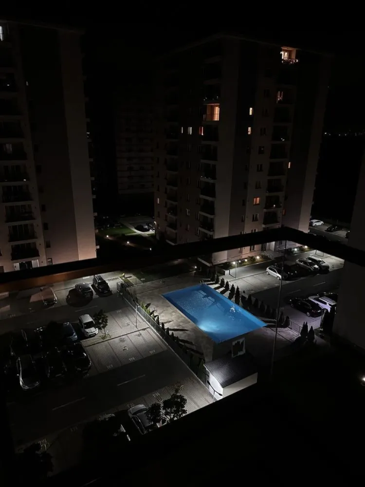 De vanzare Apartament 3 Camere Ghencea - De vanzare: apartament 3 camere decomandat situat in Prelungirea Ghencea.

Apartamentul este pozitionat la etajul al 7-lea intr-un imobil cu regim de inaltime P+11E, dotat cu 2 lifturi.

Structura de rezistenta a imobilului este din beton si caramida, izolat termic,legat la toate utilitatile apa,curent,gaz,canalizare.

Imobilul dispune de o suprafata : de 81 de metrii patrati, comfort 1 si este compus din: living, 2 dormitoare, bucatarie,2 bai spatioase(una cu aerisire naturala), hol, balcon, si este compus astefel:

- Living cu o suprafata de 18.24 mp

- Dormitor cu o suprafata de 14.88 mp
- Dormitor cu o suprafata de 14.88 mp
- Bucatarie cu o suprafata de 8.58 mp
- Baie cu o suprafata de 4.41 mp
- Baie cu o suprafata de 4.83 mp
- Dressing cu o suprafata de 2.80 mp
- Hol de acces cu o suprafata de 7.10 mp
- Balcon cu o suprafata de 6.48 mp

Apartamentul este curat si foarte bine intretinut . Pentru foto mai multe cu interiorul acestuia va astept in privat la nr. de tf. de pe site.

Imobilul este pretabil atat pentru a locui cat si ca investitie in vederea inchirierii.

In interiorul complexului se gasesc: piscina exterioara , supermarket, pepco , sala de fitness 24 7 , spatii verzi , si locuri de joaca pentru copii.

Transportul din si către oraș se poate face foarte usor cu RTB 322 direct în incita Complexului ce face legătura cu Linia de Metrou M5.

Apartamentul se vinde nemobilat.