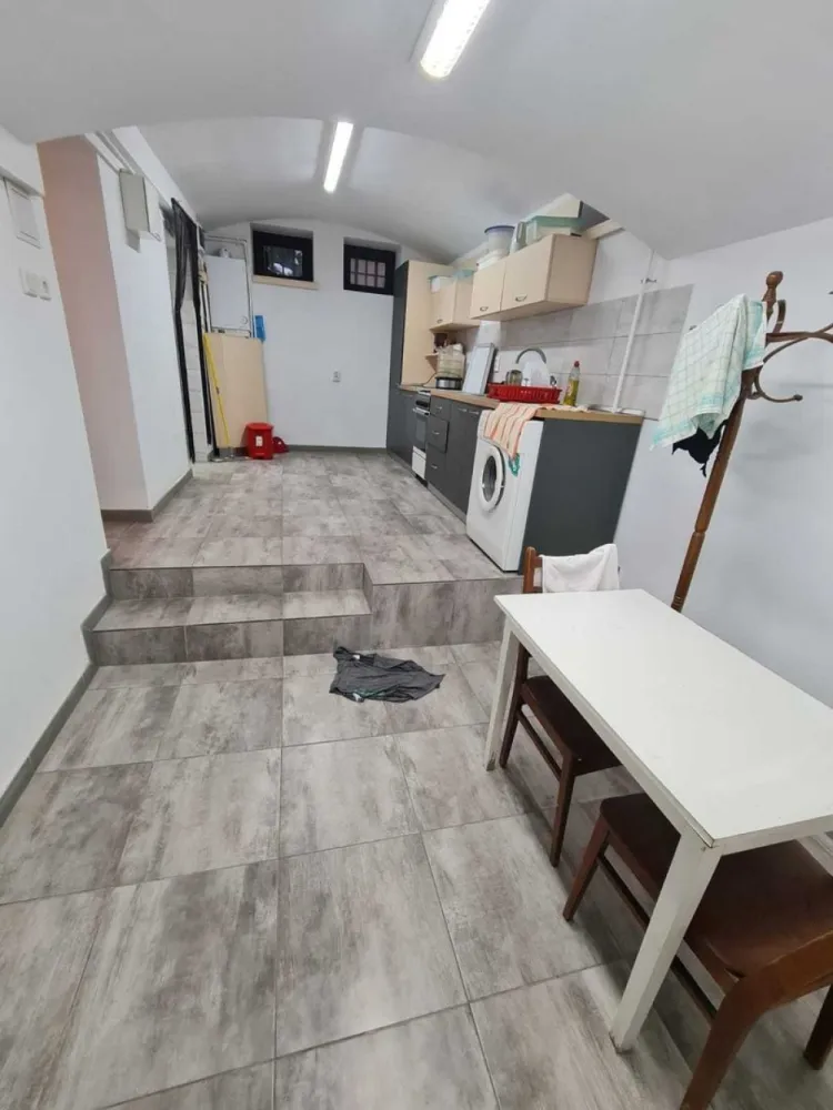 Apartament in vila zona Baicului - Apartamentul recent renovat este la vila, in sector 2 , Bucuresti, cartier Pantelimon/Baicului

Apartamentul are ca. 84m2, este situat la parter + demisol 

La parter se gaseste un living format ulterior prin unirea a doua camere foarte spatioase, parchet de nuc, semineu functional, grup sanitar cu dus, lavoar, WC. 

Incalzire este cu centrala de apartament cu gaze.

Demi sol este complet renovat , izolat termic pe contur, uscat, incalzire electrica prin pereti sau calorifer de la centrala termica. 

Aici se gaseste bucataria cu mobila facuta la comanda acum 4 ani, un grup sanitar cu dus si lavoar, spatiu de depozitare.

Mai exista la parter o terasa generoasa cu o suprafata de ca. 29m2, o gradina pentru flori 24m2 si un garaj in curte din constructie metalica ca. 15m2.

Apartamentul a fost renovat acum 5 ani, este intro stare foarte buna, locuibil, se vinde cu mobila actuala.

Terenul aferent ca 200m2 este in folosinta.

Pretul de vanzare este 150.000 EUR