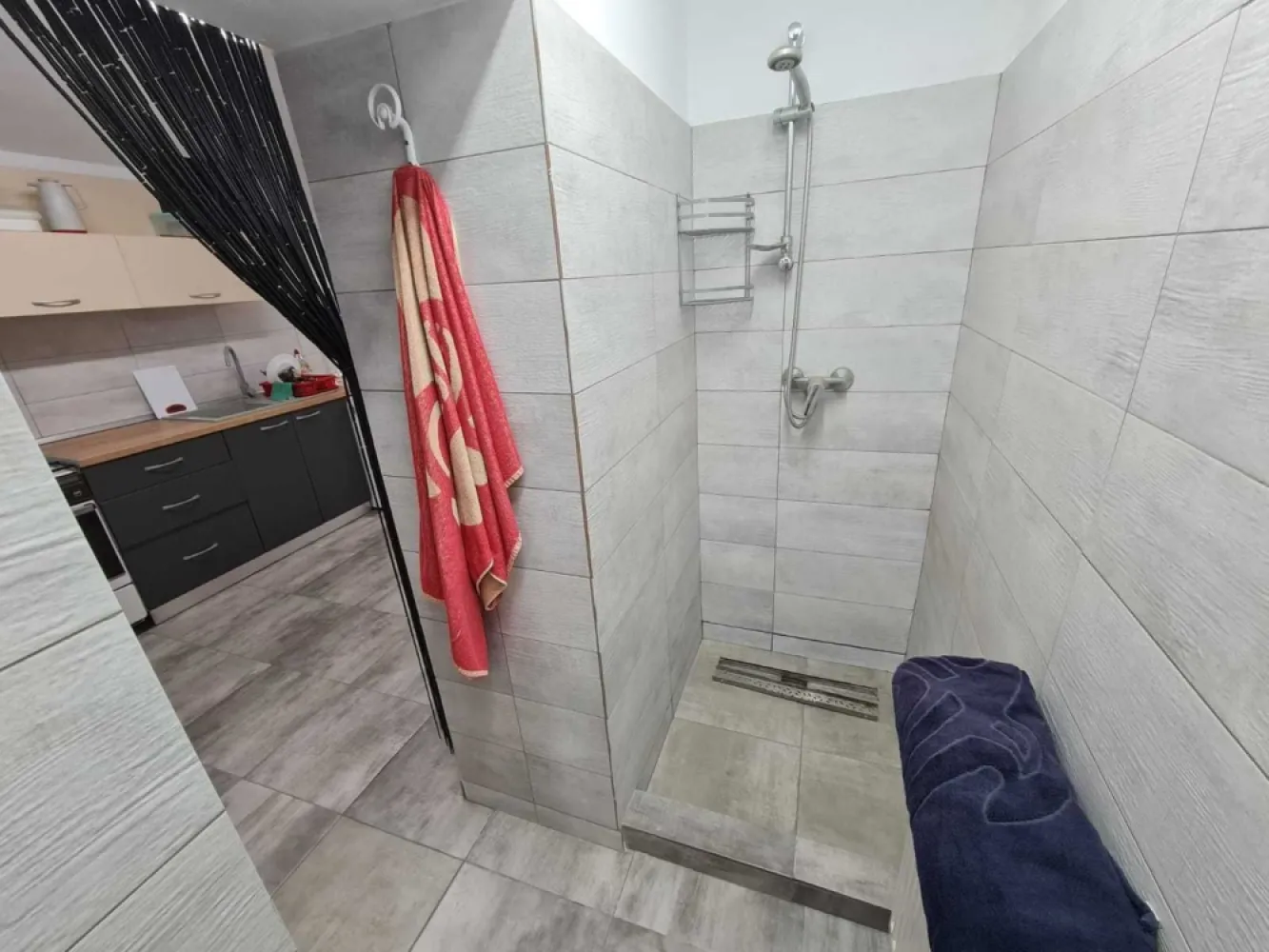 Apartament in vila zona Baicului - Apartamentul recent renovat este la vila, in sector 2 , Bucuresti, cartier Pantelimon/Baicului

Apartamentul are ca. 84m2, este situat la parter + demisol 

La parter se gaseste un living format ulterior prin unirea a doua camere foarte spatioase, parchet de nuc, semineu functional, grup sanitar cu dus, lavoar, WC. 

Incalzire este cu centrala de apartament cu gaze.

Demi sol este complet renovat , izolat termic pe contur, uscat, incalzire electrica prin pereti sau calorifer de la centrala termica. 

Aici se gaseste bucataria cu mobila facuta la comanda acum 4 ani, un grup sanitar cu dus si lavoar, spatiu de depozitare.

Mai exista la parter o terasa generoasa cu o suprafata de ca. 29m2, o gradina pentru flori 24m2 si un garaj in curte din constructie metalica ca. 15m2.

Apartamentul a fost renovat acum 5 ani, este intro stare foarte buna, locuibil, se vinde cu mobila actuala.

Terenul aferent ca 200m2 este in folosinta.

Pretul de vanzare este 150.000 EUR