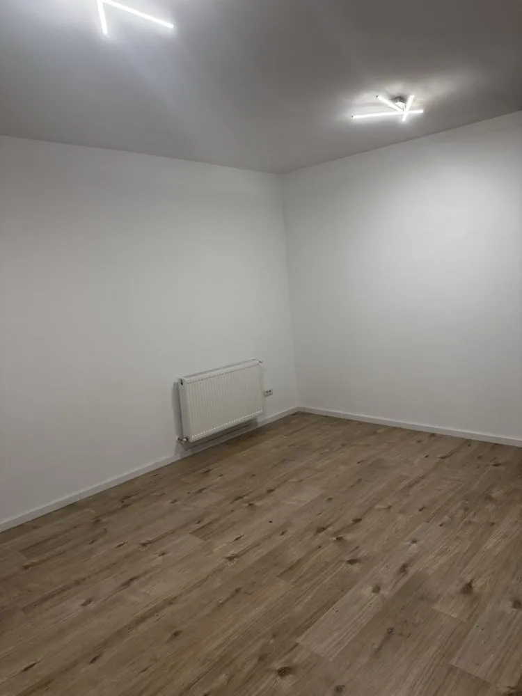De vanzare Apartament 3 Camere Ghencea - De vanzare: apartament 3 camere decomandat situat in Prelungirea Ghencea.

Apartamentul este pozitionat la etajul al 7-lea intr-un imobil cu regim de inaltime P+11E, dotat cu 2 lifturi.

Structura de rezistenta a imobilului este din beton si caramida, izolat termic,legat la toate utilitatile apa,curent,gaz,canalizare.

Imobilul dispune de o suprafata : de 81 de metrii patrati, comfort 1 si este compus din: living, 2 dormitoare, bucatarie,2 bai spatioase(una cu aerisire naturala), hol, balcon, si este compus astefel:

- Living cu o suprafata de 18.24 mp

- Dormitor cu o suprafata de 14.88 mp
- Dormitor cu o suprafata de 14.88 mp
- Bucatarie cu o suprafata de 8.58 mp
- Baie cu o suprafata de 4.41 mp
- Baie cu o suprafata de 4.83 mp
- Dressing cu o suprafata de 2.80 mp
- Hol de acces cu o suprafata de 7.10 mp
- Balcon cu o suprafata de 6.48 mp

Apartamentul este curat si foarte bine intretinut . Pentru foto mai multe cu interiorul acestuia va astept in privat la nr. de tf. de pe site.

Imobilul este pretabil atat pentru a locui cat si ca investitie in vederea inchirierii.

In interiorul complexului se gasesc: piscina exterioara , supermarket, pepco , sala de fitness 24 7 , spatii verzi , si locuri de joaca pentru copii.

Transportul din si către oraș se poate face foarte usor cu RTB 322 direct în incita Complexului ce face legătura cu Linia de Metrou M5.

Apartamentul se vinde nemobilat.
