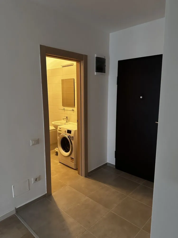 De vanzare Apartament 3 Camere Ghencea - De vanzare: apartament 3 camere decomandat situat in Prelungirea Ghencea.

Apartamentul este pozitionat la etajul al 7-lea intr-un imobil cu regim de inaltime P+11E, dotat cu 2 lifturi.

Structura de rezistenta a imobilului este din beton si caramida, izolat termic,legat la toate utilitatile apa,curent,gaz,canalizare.

Imobilul dispune de o suprafata : de 81 de metrii patrati, comfort 1 si este compus din: living, 2 dormitoare, bucatarie,2 bai spatioase(una cu aerisire naturala), hol, balcon, si este compus astefel:

- Living cu o suprafata de 18.24 mp

- Dormitor cu o suprafata de 14.88 mp
- Dormitor cu o suprafata de 14.88 mp
- Bucatarie cu o suprafata de 8.58 mp
- Baie cu o suprafata de 4.41 mp
- Baie cu o suprafata de 4.83 mp
- Dressing cu o suprafata de 2.80 mp
- Hol de acces cu o suprafata de 7.10 mp
- Balcon cu o suprafata de 6.48 mp

Apartamentul este curat si foarte bine intretinut . Pentru foto mai multe cu interiorul acestuia va astept in privat la nr. de tf. de pe site.

Imobilul este pretabil atat pentru a locui cat si ca investitie in vederea inchirierii.

In interiorul complexului se gasesc: piscina exterioara , supermarket, pepco , sala de fitness 24 7 , spatii verzi , si locuri de joaca pentru copii.

Transportul din si către oraș se poate face foarte usor cu RTB 322 direct în incita Complexului ce face legătura cu Linia de Metrou M5.

Apartamentul se vinde nemobilat.