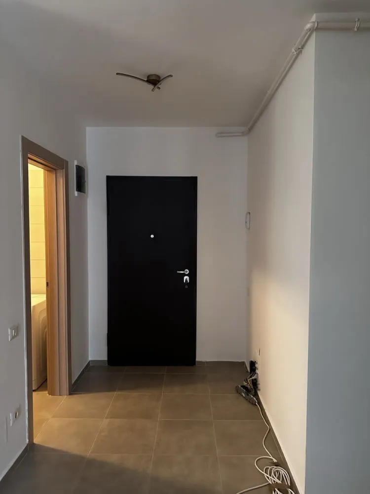 De vanzare Apartament 3 Camere Ghencea - De vanzare: apartament 3 camere decomandat situat in Prelungirea Ghencea.

Apartamentul este pozitionat la etajul al 7-lea intr-un imobil cu regim de inaltime P+11E, dotat cu 2 lifturi.

Structura de rezistenta a imobilului este din beton si caramida, izolat termic,legat la toate utilitatile apa,curent,gaz,canalizare.

Imobilul dispune de o suprafata : de 81 de metrii patrati, comfort 1 si este compus din: living, 2 dormitoare, bucatarie,2 bai spatioase(una cu aerisire naturala), hol, balcon, si este compus astefel:

- Living cu o suprafata de 18.24 mp

- Dormitor cu o suprafata de 14.88 mp
- Dormitor cu o suprafata de 14.88 mp
- Bucatarie cu o suprafata de 8.58 mp
- Baie cu o suprafata de 4.41 mp
- Baie cu o suprafata de 4.83 mp
- Dressing cu o suprafata de 2.80 mp
- Hol de acces cu o suprafata de 7.10 mp
- Balcon cu o suprafata de 6.48 mp

Apartamentul este curat si foarte bine intretinut . Pentru foto mai multe cu interiorul acestuia va astept in privat la nr. de tf. de pe site.

Imobilul este pretabil atat pentru a locui cat si ca investitie in vederea inchirierii.

In interiorul complexului se gasesc: piscina exterioara , supermarket, pepco , sala de fitness 24 7 , spatii verzi , si locuri de joaca pentru copii.

Transportul din si către oraș se poate face foarte usor cu RTB 322 direct în incita Complexului ce face legătura cu Linia de Metrou M5.

Apartamentul se vinde nemobilat.