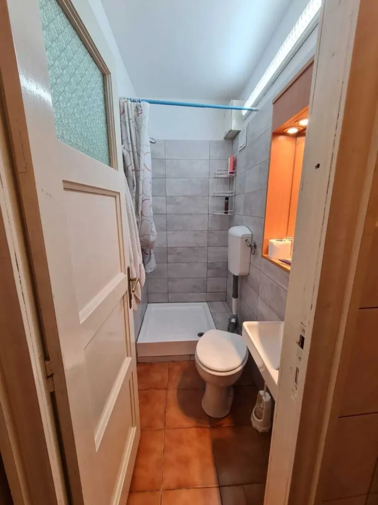 Apartament in vila zona Baicului - Apartamentul recent renovat este la vila, in sector 2 , Bucuresti, cartier Pantelimon/Baicului

Apartamentul are ca. 84m2, este situat la parter + demisol 

La parter se gaseste un living format ulterior prin unirea a doua camere foarte spatioase, parchet de nuc, semineu functional, grup sanitar cu dus, lavoar, WC. 

Incalzire este cu centrala de apartament cu gaze.

Demi sol este complet renovat , izolat termic pe contur, uscat, incalzire electrica prin pereti sau calorifer de la centrala termica. 

Aici se gaseste bucataria cu mobila facuta la comanda acum 4 ani, un grup sanitar cu dus si lavoar, spatiu de depozitare.

Mai exista la parter o terasa generoasa cu o suprafata de ca. 29m2, o gradina pentru flori 24m2 si un garaj in curte din constructie metalica ca. 15m2.

Apartamentul a fost renovat acum 5 ani, este intro stare foarte buna, locuibil, se vinde cu mobila actuala.

Terenul aferent ca 200m2 este in folosinta.

Pretul de vanzare este 150.000 EUR