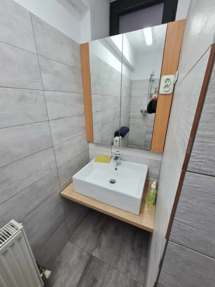 Apartament in vila zona Baicului - Apartamentul recent renovat este la vila, in sector 2 , Bucuresti, cartier Pantelimon/Baicului

Apartamentul are ca. 84m2, este situat la parter + demisol 

La parter se gaseste un living format ulterior prin unirea a doua camere foarte spatioase, parchet de nuc, semineu functional, grup sanitar cu dus, lavoar, WC. 

Incalzire este cu centrala de apartament cu gaze.

Demi sol este complet renovat , izolat termic pe contur, uscat, incalzire electrica prin pereti sau calorifer de la centrala termica. 

Aici se gaseste bucataria cu mobila facuta la comanda acum 4 ani, un grup sanitar cu dus si lavoar, spatiu de depozitare.

Mai exista la parter o terasa generoasa cu o suprafata de ca. 29m2, o gradina pentru flori 24m2 si un garaj in curte din constructie metalica ca. 15m2.

Apartamentul a fost renovat acum 5 ani, este intro stare foarte buna, locuibil, se vinde cu mobila actuala.

Terenul aferent ca 200m2 este in folosinta.

Pretul de vanzare este 150.000 EUR