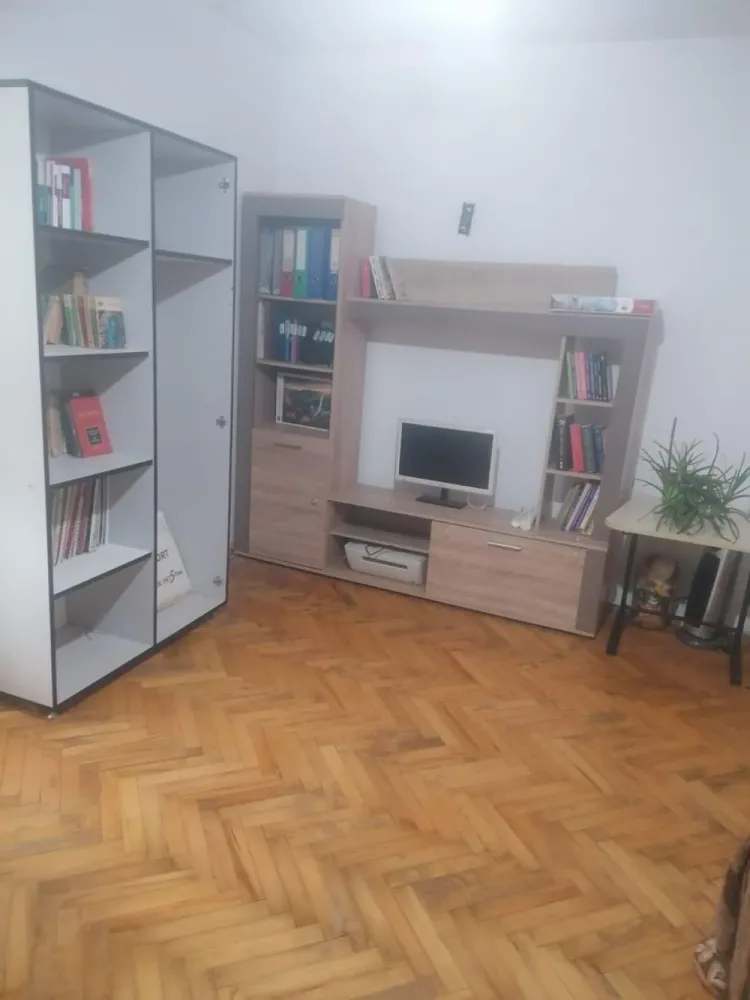 Vand apartament 3 camere langa policlinica Malcoci - Proprietar , vând apartament cu trei camere langa policlinica Malcoci, zona rahova intersectie cu Petre Ispirescu .
Confort 1 decomandat , 70 mp, parter , are doua balcoane inchise , la living si la un dormitor .
Necesita finisaje , in prezent are parchet de lemn masiv cu tamplărie mixta , termopan si lemn .
Are debara cu intrare din bucatarie si dresing cu intrare din hol , aceste se pot desfiinta rezultand o bucatarie mare cu utilitate si de linving .
Blocul urmeaza a fi reabilitat , este in program fiind singurul care a ramas in zona nereabilitat .
Blocul are 4 etaje si este construit in 1978 , fara risc seismic !!
Se ajunge in cca 2 minute ( maxin 200ml) la mijloacele de transport gen tranvai 32 !