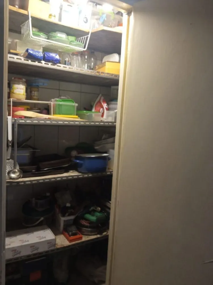Vand apartament 3 camere langa policlinica Malcoci - Proprietar , vând apartament cu trei camere langa policlinica Malcoci, zona rahova intersectie cu Petre Ispirescu .
Confort 1 decomandat , 70 mp, parter , are doua balcoane inchise , la living si la un dormitor .
Necesita finisaje , in prezent are parchet de lemn masiv cu tamplărie mixta , termopan si lemn .
Are debara cu intrare din bucatarie si dresing cu intrare din hol , aceste se pot desfiinta rezultand o bucatarie mare cu utilitate si de linving .
Blocul urmeaza a fi reabilitat , este in program fiind singurul care a ramas in zona nereabilitat .
Blocul are 4 etaje si este construit in 1978 , fara risc seismic !!
Se ajunge in cca 2 minute ( maxin 200ml) la mijloacele de transport gen tranvai 32 !