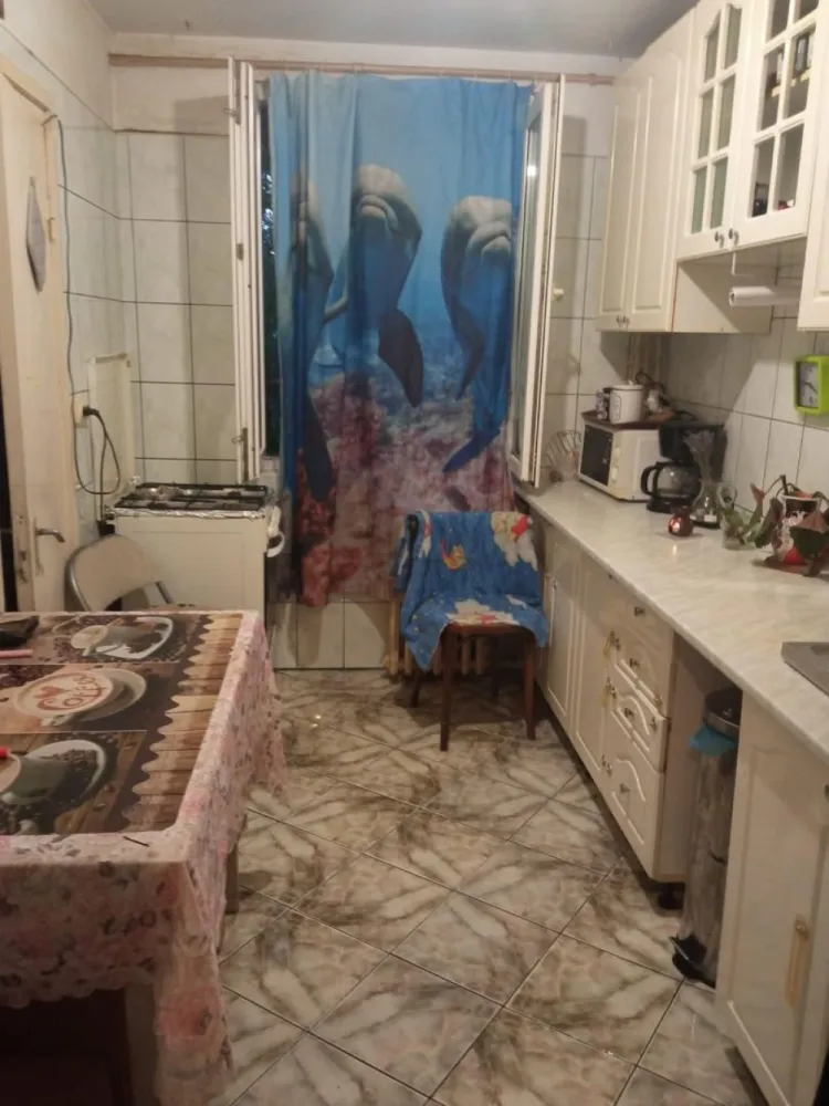 Vand apartament 3 camere langa policlinica Malcoci - Proprietar , vând apartament cu trei camere langa policlinica Malcoci, zona rahova intersectie cu Petre Ispirescu .
Confort 1 decomandat , 70 mp, parter , are doua balcoane inchise , la living si la un dormitor .
Necesita finisaje , in prezent are parchet de lemn masiv cu tamplărie mixta , termopan si lemn .
Are debara cu intrare din bucatarie si dresing cu intrare din hol , aceste se pot desfiinta rezultand o bucatarie mare cu utilitate si de linving .
Blocul urmeaza a fi reabilitat , este in program fiind singurul care a ramas in zona nereabilitat .
Blocul are 4 etaje si este construit in 1978 , fara risc seismic !!
Se ajunge in cca 2 minute ( maxin 200ml) la mijloacele de transport gen tranvai 32 !