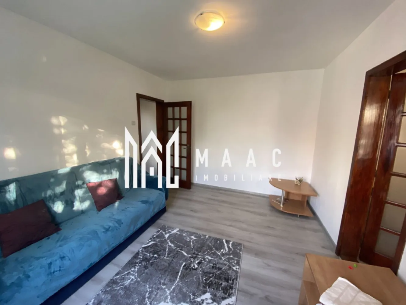 Apartament 3 camere | Etaj 3 | 45 MPU | Vasile Aaron - MAAC Imobiliare va prezinta un apartament cu 3 camere complet renovar situat în zona Vasile Aaron, la etajul 3. 

Caracteristici:
Locație: Zona Vasile Aaron
Etaj: 3/5 (ultimul etaj fiind mansardă)
Tip: Apartament cu 3 camere semidecomandat
Suprafața utilă: 45 mp.

Compartimentare:
Camera de zi
Bucătărie complet echipată
Hol de intrare
Baie 
Living 
Dormitor 
Incalzire: Centrală termică proprie cu calorifere
Geamuri: Termopan
Orientare: Sudică, ceea ce înseamnă lumină pe tot parcursul zilei
Izolație: Blocul este izolat termic

Facilități:
Mobilare și utilare: Apartamentul se vinde complet mobilat și utilat.

Localizare:
Piața din Vasile Aaron
Stații de autobuz
Magazine diverse
Școli și grădinițe

Pentru mai multe informații sau pentru a programa o vizionare, nu ezitați să ne contactați, specificand ID: CP2759375