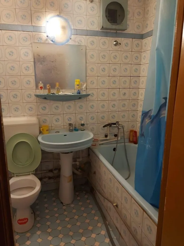 Vand apartament 3 camere langa policlinica Malcoci - Proprietar , vând apartament cu trei camere langa policlinica Malcoci, zona rahova intersectie cu Petre Ispirescu .
Confort 1 decomandat , 70 mp, parter , are doua balcoane inchise , la living si la un dormitor .
Necesita finisaje , in prezent are parchet de lemn masiv cu tamplărie mixta , termopan si lemn .
Are debara cu intrare din bucatarie si dresing cu intrare din hol , aceste se pot desfiinta rezultand o bucatarie mare cu utilitate si de linving .
Blocul urmeaza a fi reabilitat , este in program fiind singurul care a ramas in zona nereabilitat .
Blocul are 4 etaje si este construit in 1978 , fara risc seismic !!
Se ajunge in cca 2 minute ( maxin 200ml) la mijloacele de transport gen tranvai 32 !