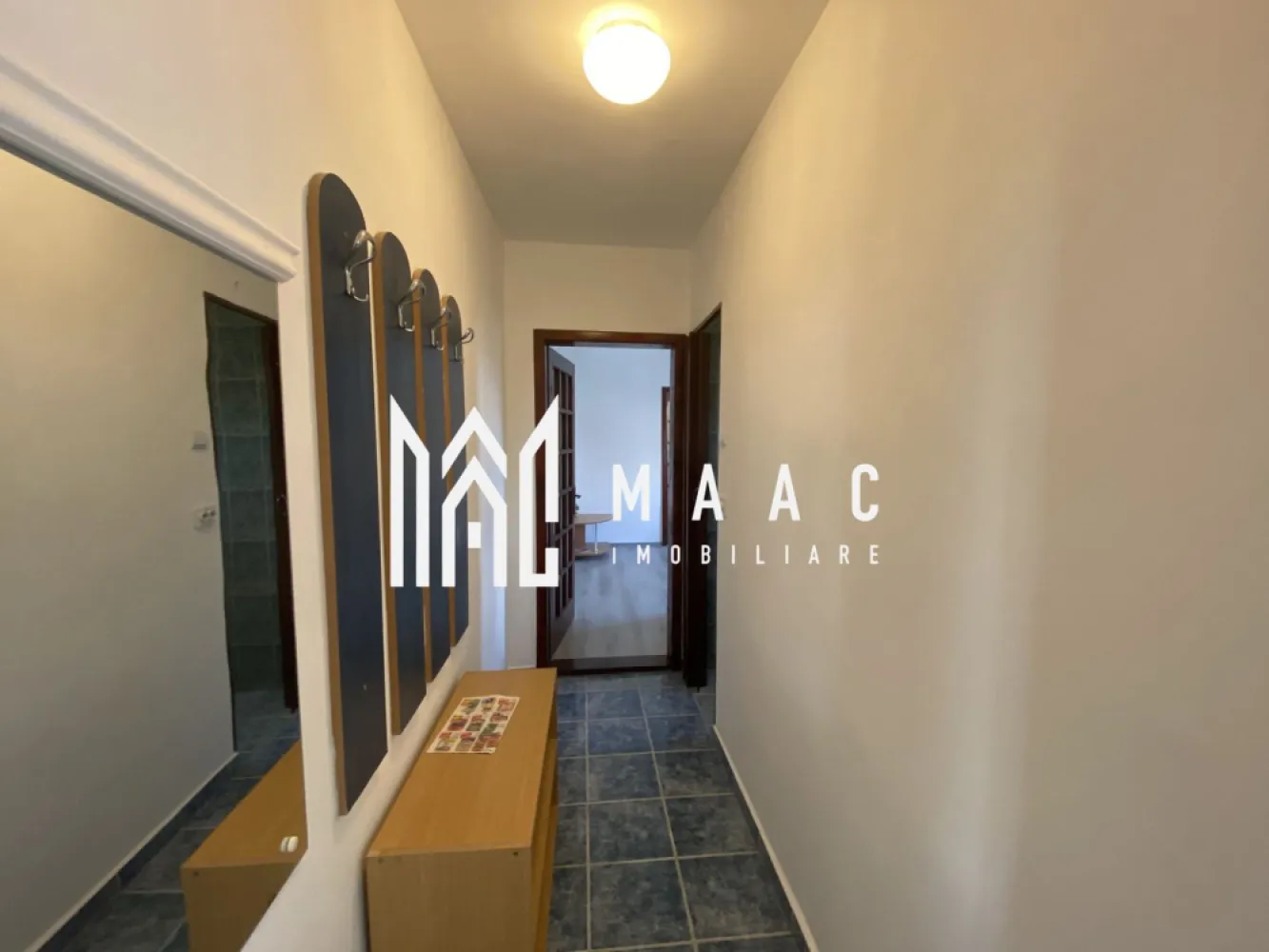 Apartament 3 camere | Etaj 3 | 45 MPU | Vasile Aaron - MAAC Imobiliare va prezinta un apartament cu 3 camere complet renovar situat în zona Vasile Aaron, la etajul 3. 

Caracteristici:
Locație: Zona Vasile Aaron
Etaj: 3/5 (ultimul etaj fiind mansardă)
Tip: Apartament cu 3 camere semidecomandat
Suprafața utilă: 45 mp.

Compartimentare:
Camera de zi
Bucătărie complet echipată
Hol de intrare
Baie 
Living 
Dormitor 
Incalzire: Centrală termică proprie cu calorifere
Geamuri: Termopan
Orientare: Sudică, ceea ce înseamnă lumină pe tot parcursul zilei
Izolație: Blocul este izolat termic

Facilități:
Mobilare și utilare: Apartamentul se vinde complet mobilat și utilat.

Localizare:
Piața din Vasile Aaron
Stații de autobuz
Magazine diverse
Școli și grădinițe

Pentru mai multe informații sau pentru a programa o vizionare, nu ezitați să ne contactați, specificand ID: CP2759375