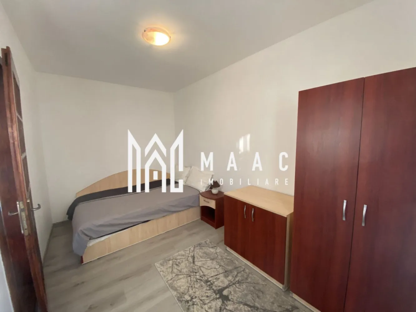 Apartament 3 camere | Etaj 3 | 45 MPU | Vasile Aaron - MAAC Imobiliare va prezinta un apartament cu 3 camere complet renovar situat în zona Vasile Aaron, la etajul 3. 

Caracteristici:
Locație: Zona Vasile Aaron
Etaj: 3/5 (ultimul etaj fiind mansardă)
Tip: Apartament cu 3 camere semidecomandat
Suprafața utilă: 45 mp.

Compartimentare:
Camera de zi
Bucătărie complet echipată
Hol de intrare
Baie 
Living 
Dormitor 
Incalzire: Centrală termică proprie cu calorifere
Geamuri: Termopan
Orientare: Sudică, ceea ce înseamnă lumină pe tot parcursul zilei
Izolație: Blocul este izolat termic

Facilități:
Mobilare și utilare: Apartamentul se vinde complet mobilat și utilat.

Localizare:
Piața din Vasile Aaron
Stații de autobuz
Magazine diverse
Școli și grădinițe

Pentru mai multe informații sau pentru a programa o vizionare, nu ezitați să ne contactați, specificand ID: CP2759375