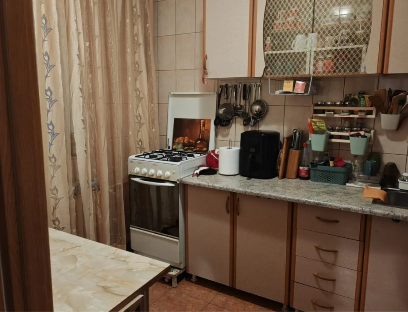 Apartament 3 camere Giurgiului - Apartamentul este situat intr-un bloc reabilitat pe soseaua Giurgiului, decomandat, etaj 1 din 10, se vinde mobilat si utilat complet. Zone adiacente:Eroii Revolutiei, Piata Sudului, Brancoveanu.
