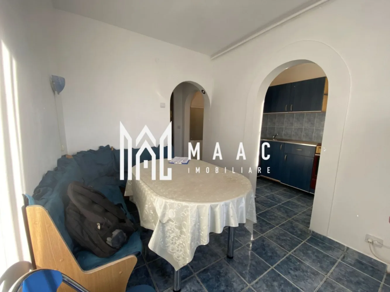 Apartament 3 camere | Etaj 3 | 45 MPU | Vasile Aaron - MAAC Imobiliare va prezinta un apartament cu 3 camere complet renovar situat în zona Vasile Aaron, la etajul 3. 

Caracteristici:
Locație: Zona Vasile Aaron
Etaj: 3/5 (ultimul etaj fiind mansardă)
Tip: Apartament cu 3 camere semidecomandat
Suprafața utilă: 45 mp.

Compartimentare:
Camera de zi
Bucătărie complet echipată
Hol de intrare
Baie 
Living 
Dormitor 
Incalzire: Centrală termică proprie cu calorifere
Geamuri: Termopan
Orientare: Sudică, ceea ce înseamnă lumină pe tot parcursul zilei
Izolație: Blocul este izolat termic

Facilități:
Mobilare și utilare: Apartamentul se vinde complet mobilat și utilat.

Localizare:
Piața din Vasile Aaron
Stații de autobuz
Magazine diverse
Școli și grădinițe

Pentru mai multe informații sau pentru a programa o vizionare, nu ezitați să ne contactați, specificand ID: CP2759375
