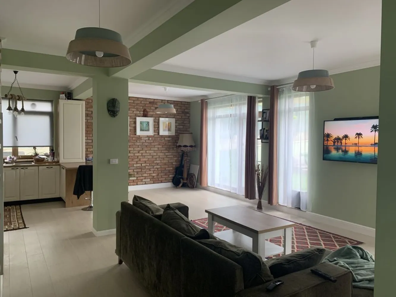 Casa Moara de Vant cu vedere superba spre lac si padure in zona SRU - Imobilul construit in 2022 este situat in Moara de Vant, arondat la municipiul Iasi, la 1km de amplasamentul Spitalului Regional de Urgenta, intr-o zona deosebita de case noi. Accesul spre centrul orasului este permanent liber si se parcuge in cateva minute. De asemenea beneficiaza de o priveliste superba asupra Lacului Aroneanu, padurii si zonei de agrement Ciric, departe de zgomotul si traficul si poluarea urban. 

Parter 
Living cu bucatarie open space, care poate inchide optional cu un perete (pe cheltuiala noasta)
Grup sanitar prevazut cu dus modern cu paravan din sticla securizata 
Camera tehnica 

Etaj 
 3 dormitoare 
Dresing/Birou
Grup sanitar cu cada 
Balcon orientat catre padure si lac 

Demisol/spatiu depozitare – 20 mp 

Pod/spatiu depozitare – 45 mp 

Structura cadre beton turnat la pompa integral Heidelberg 
Zidarie BCA Ytong 25 cm
Termosistem Austrotherm grafitat EPS 100 Plus 10 cm 
Izolatie suplimentara cu spuma celula inchisa pod 
Incalzire in pardoseala integral cu termostate in fiecare camera cu distribuitoare pe fiecare etaj
Tamplarie tripan premium cu textura deosebita 3D/ usa culisanta SmartSlide (4200eur) 
Pervaze marmura si granit 
Centrala SaunierDouval 32kw cu pompa suplimentara. 
Vase toaleta incastrate Geberit
Mobilier bucatarie MDF vopsit 
Curte cu gazon si plante perene, prevazuta cu aspersoare.
Aer conditionat 
Electrocasnice premium Miele, Franke, Samsung, etc. 
Finisaje interioare deosebite.
Supraveghere video cu camere cu IR
3 locuri de parcare 
Sistem drenaj perimetral casa 
Acces in zona cu bariera, trafic auto redus. 
Apa/Canalizare/Gaz/Curent/Digi
Costuri mici de incalzire datorita sistemului superior de termoizolatie. 

Se vinde preferabil mobilata.
Pot accepta un schimb cu apartament doua camere + diferenta.
Disponibil dupa 1 Decembrie
Detalii si poze suplimentare inclusiv pe fiecare stadiu de executie pe whatsapp