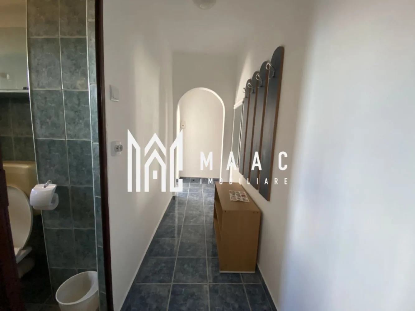 Apartament 3 camere | Etaj 3 | 45 MPU | Vasile Aaron - MAAC Imobiliare va prezinta un apartament cu 3 camere complet renovar situat în zona Vasile Aaron, la etajul 3. 

Caracteristici:
Locație: Zona Vasile Aaron
Etaj: 3/5 (ultimul etaj fiind mansardă)
Tip: Apartament cu 3 camere semidecomandat
Suprafața utilă: 45 mp.

Compartimentare:
Camera de zi
Bucătărie complet echipată
Hol de intrare
Baie 
Living 
Dormitor 
Incalzire: Centrală termică proprie cu calorifere
Geamuri: Termopan
Orientare: Sudică, ceea ce înseamnă lumină pe tot parcursul zilei
Izolație: Blocul este izolat termic

Facilități:
Mobilare și utilare: Apartamentul se vinde complet mobilat și utilat.

Localizare:
Piața din Vasile Aaron
Stații de autobuz
Magazine diverse
Școli și grădinițe

Pentru mai multe informații sau pentru a programa o vizionare, nu ezitați să ne contactați, specificand ID: CP2759375