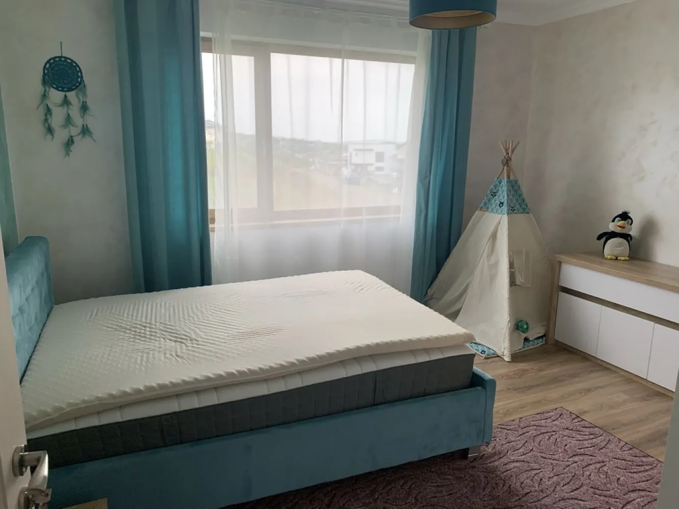 Casa Moara de Vant cu vedere superba spre lac si padure in zona SRU - Imobilul construit in 2022 este situat in Moara de Vant, arondat la municipiul Iasi, la 1km de amplasamentul Spitalului Regional de Urgenta, intr-o zona deosebita de case noi. Accesul spre centrul orasului este permanent liber si se parcuge in cateva minute. De asemenea beneficiaza de o priveliste superba asupra Lacului Aroneanu, padurii si zonei de agrement Ciric, departe de zgomotul si traficul si poluarea urban. 

Parter 
Living cu bucatarie open space, care poate inchide optional cu un perete (pe cheltuiala noasta)
Grup sanitar prevazut cu dus modern cu paravan din sticla securizata 
Camera tehnica 

Etaj 
 3 dormitoare 
Dresing/Birou
Grup sanitar cu cada 
Balcon orientat catre padure si lac 

Demisol/spatiu depozitare – 20 mp 

Pod/spatiu depozitare – 45 mp 

Structura cadre beton turnat la pompa integral Heidelberg 
Zidarie BCA Ytong 25 cm
Termosistem Austrotherm grafitat EPS 100 Plus 10 cm 
Izolatie suplimentara cu spuma celula inchisa pod 
Incalzire in pardoseala integral cu termostate in fiecare camera cu distribuitoare pe fiecare etaj
Tamplarie tripan premium cu textura deosebita 3D/ usa culisanta SmartSlide (4200eur) 
Pervaze marmura si granit 
Centrala SaunierDouval 32kw cu pompa suplimentara. 
Vase toaleta incastrate Geberit
Mobilier bucatarie MDF vopsit 
Curte cu gazon si plante perene, prevazuta cu aspersoare.
Aer conditionat 
Electrocasnice premium Miele, Franke, Samsung, etc. 
Finisaje interioare deosebite.
Supraveghere video cu camere cu IR
3 locuri de parcare 
Sistem drenaj perimetral casa 
Acces in zona cu bariera, trafic auto redus. 
Apa/Canalizare/Gaz/Curent/Digi
Costuri mici de incalzire datorita sistemului superior de termoizolatie. 

Se vinde preferabil mobilata.
Pot accepta un schimb cu apartament doua camere + diferenta.
Disponibil dupa 1 Decembrie
Detalii si poze suplimentare inclusiv pe fiecare stadiu de executie pe whatsapp