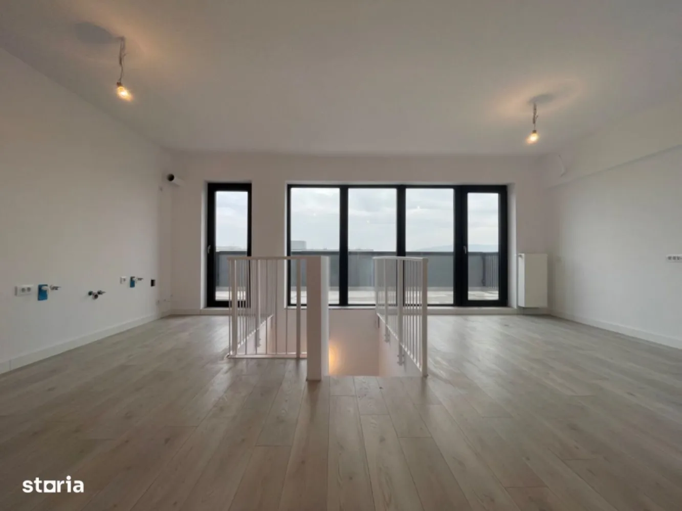 Silk District: Duplex premium, 3 camere, 88 mp, intabulat, contract vc - Proprietar - persoana fizica (titular contract de vanzare-cumparare), ofer spre vânzare duplex exclusivist, cu 2 dormitoare, situat în cadrul luxuriantului ansamblu Silk District, destinat celor care doresc să trăiască într-o comunitate tânără, verde și sigură.
Ideal atât pentru cuplurile tinere, cât și pentru familiile cu copii.
Apartamentul a fost deja intabulat, iar contractul de vanzare-cumparare a fost semnat de curand.
Informații imobil:
- Clasa energetică: A
- Suprafață generoasă, care totalizeaza 86 mp (74 utili), distribuită pe două niveluri (etajele 11 și 12), cu living open-space spațios, de aproximativ 30 mp (inclusiv scara).
- Distribuție practică: Nivelul 1 - dormitoare și baie; Nivelul 2 - living, bucătărie, baie și terasa.
- Înălțime plafon: 2.8 m
- Ferestre mari (2.20 m), ce oferă lumină naturală din abundență și senzația de spațiu deschis.
- Orientare estică, cu dispunere către curtea interioară, beneficiind astfel de liniște și relaxare din belșug, și evitand agitația traficului străzilor adiacente.
- Terasa privată generoasa, de 14 mp, o adevarata oază de relaxare în serile de vară; echipată cu sistem de scurgere sub nivelul pardoselii din dale flotante.
- Finisaje premium și design minimalist, fără grinzi vizibile, pentru un aspect modern, curat și elegant.
- Sistem dual de control al temperaturii, asigurand independența termica pe fiecare nivel, pentru un confort optim.
- 2 bai: una per nivel
- Priveliste panoramică asupra orașului, pentru momente de inspirație și liniște. Avantaje unice ale ansamblului rezidențial:
- Construcție după standardele NZEB - nearly zero energy building.
- Concept verde - proiect de peisagistică special creat pentru un stil de viață sănătos.
- Comunitate tânără și educată - Perfect pentru familiile cu copii, avand in vedere prezenta spațiilor numeroase de joacă, și amplasamentul acestora în zone ferite de circulatia auto.
- Mediu sigur: accesul în ansamblu este atent securizat și monitorizat
- Poluare redusă, ca urmare a interdicției de a parca la nivel suprateran - exclusivitate pentru tranzitul pietonal.
În concluzie, va invit să descoperiți cum ar putea sa arate “acasă”, într-un ansamblu de top, unde confortul și siguranța sunt prioritare. Dacă încă aveți îndoieli, va astept cu mare drag la vizionare :)
Va stau la dispoziție pentru orice neclarități sau informații.
Faceți pasul spre un stil de viață confortabil, trăit la standarde înalte, într-o comunitate selectă!
Pentru cei interesati, pot pune la dispozitie link-uri de acces catre cateva clipuri video pentru:
- zona living
- dormitor 1
- dormitor 2